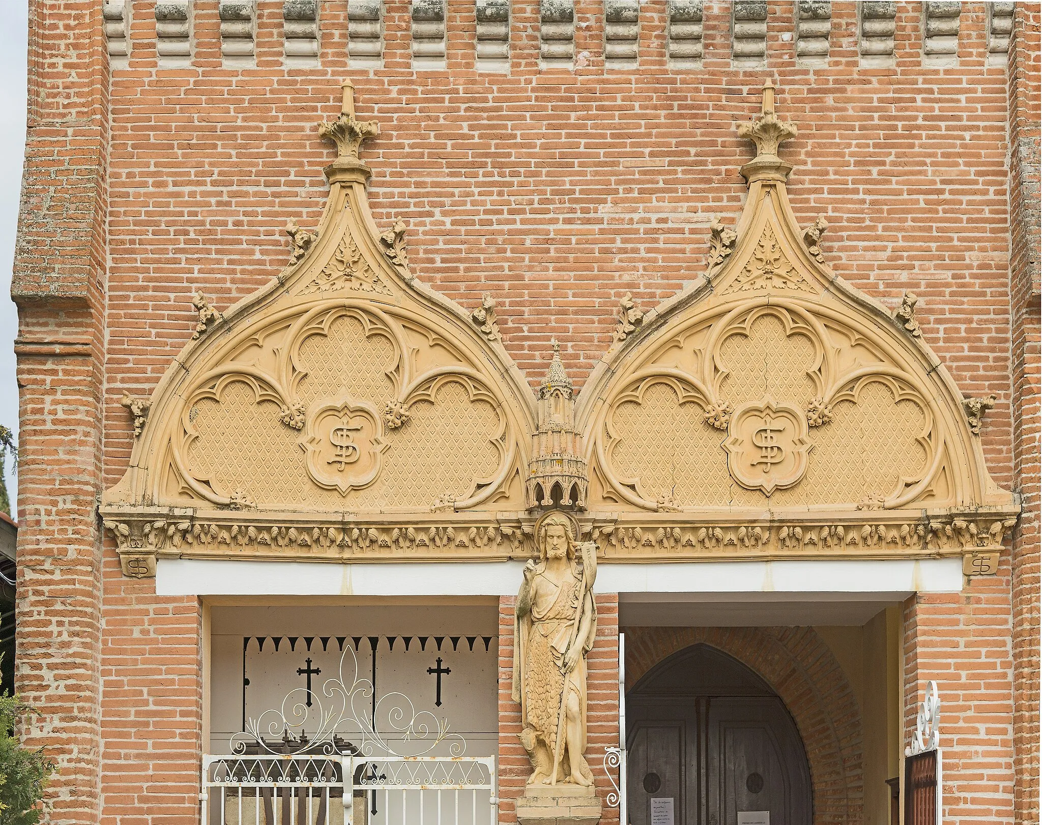 Photo showing: Saint-Jean, Haute-Garonne. The church Saint-Jean Baptiste porch, Terracotta from Gaston Virebent.