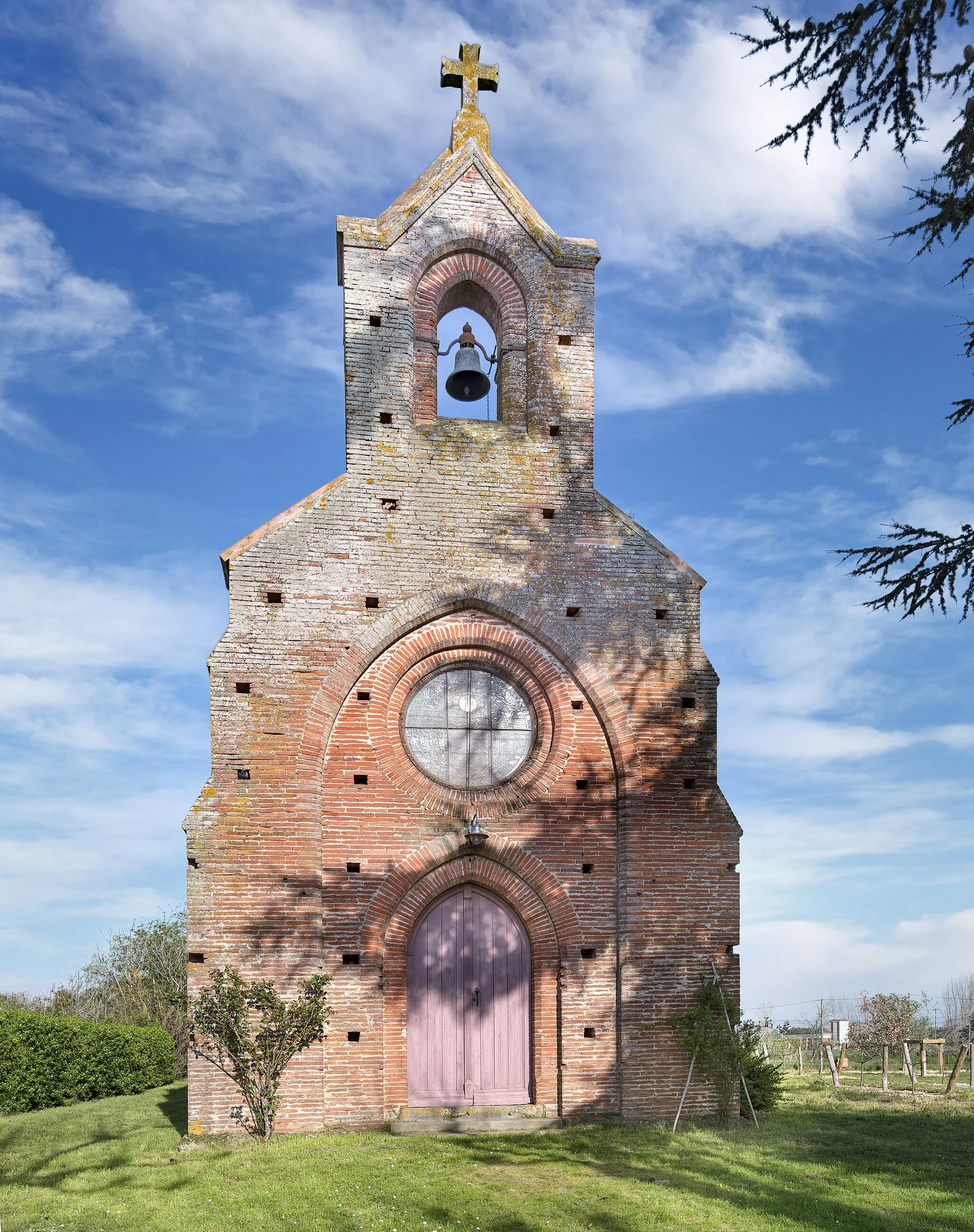 Photo showing: Saint-Jory, Haute-Garonne, France. Beldou Chapel, the facade and the bell tower-Wall.
