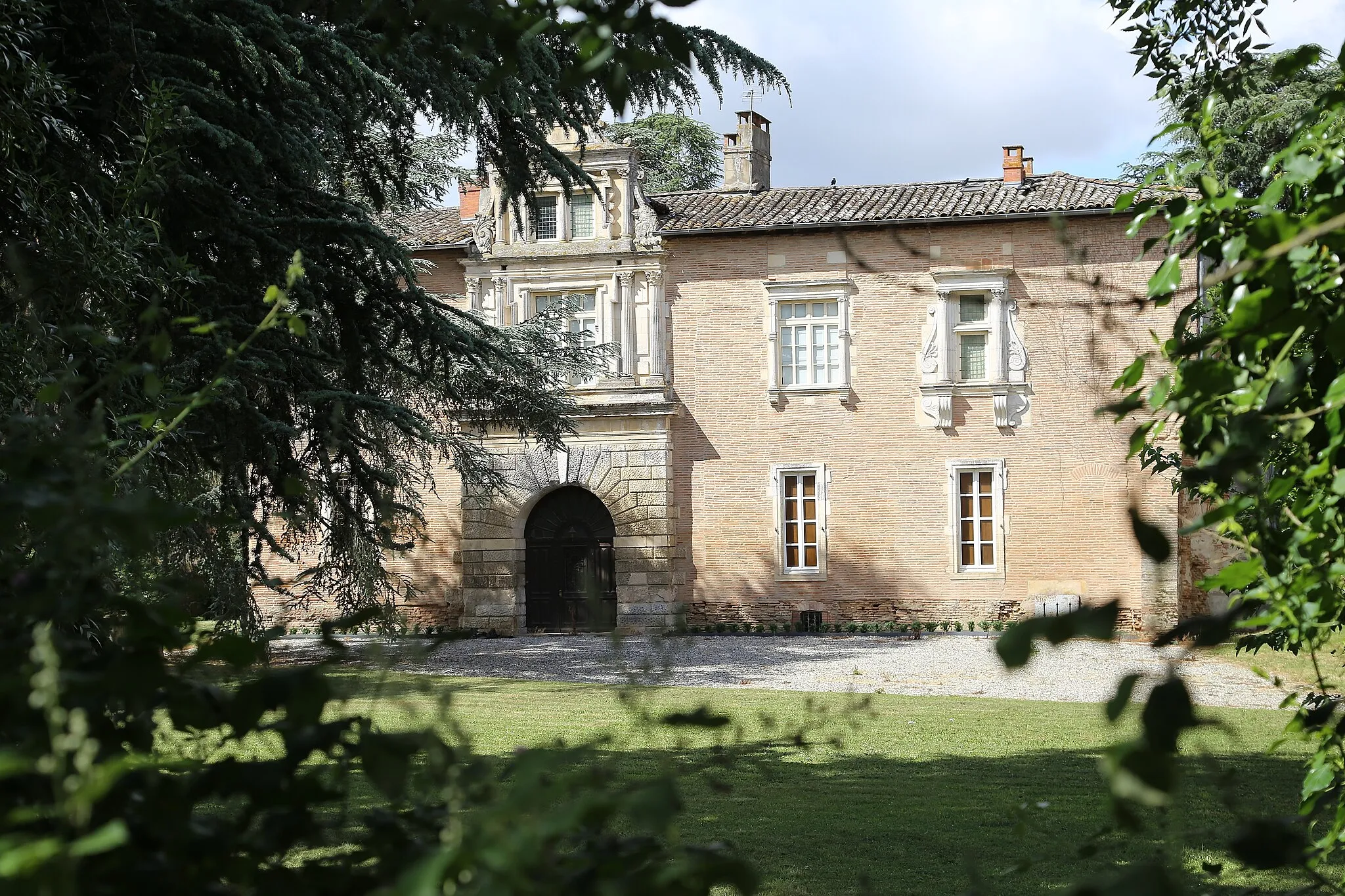 Photo showing: East facade of the castle of Saint-Jory, Haute Garonne (France), 16th c.