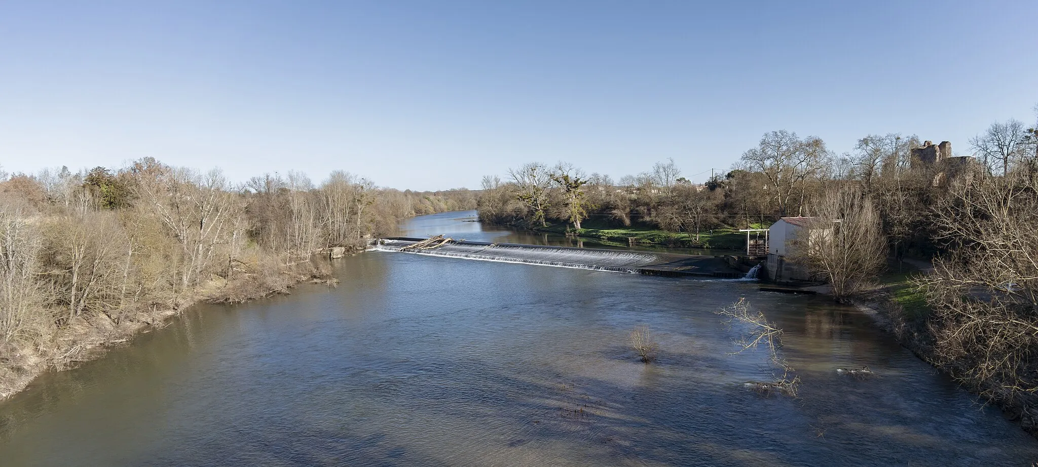 Photo showing: Saint-Sulpice-la-Pointe - Mill race on the Agout, view from the suspension bridge.