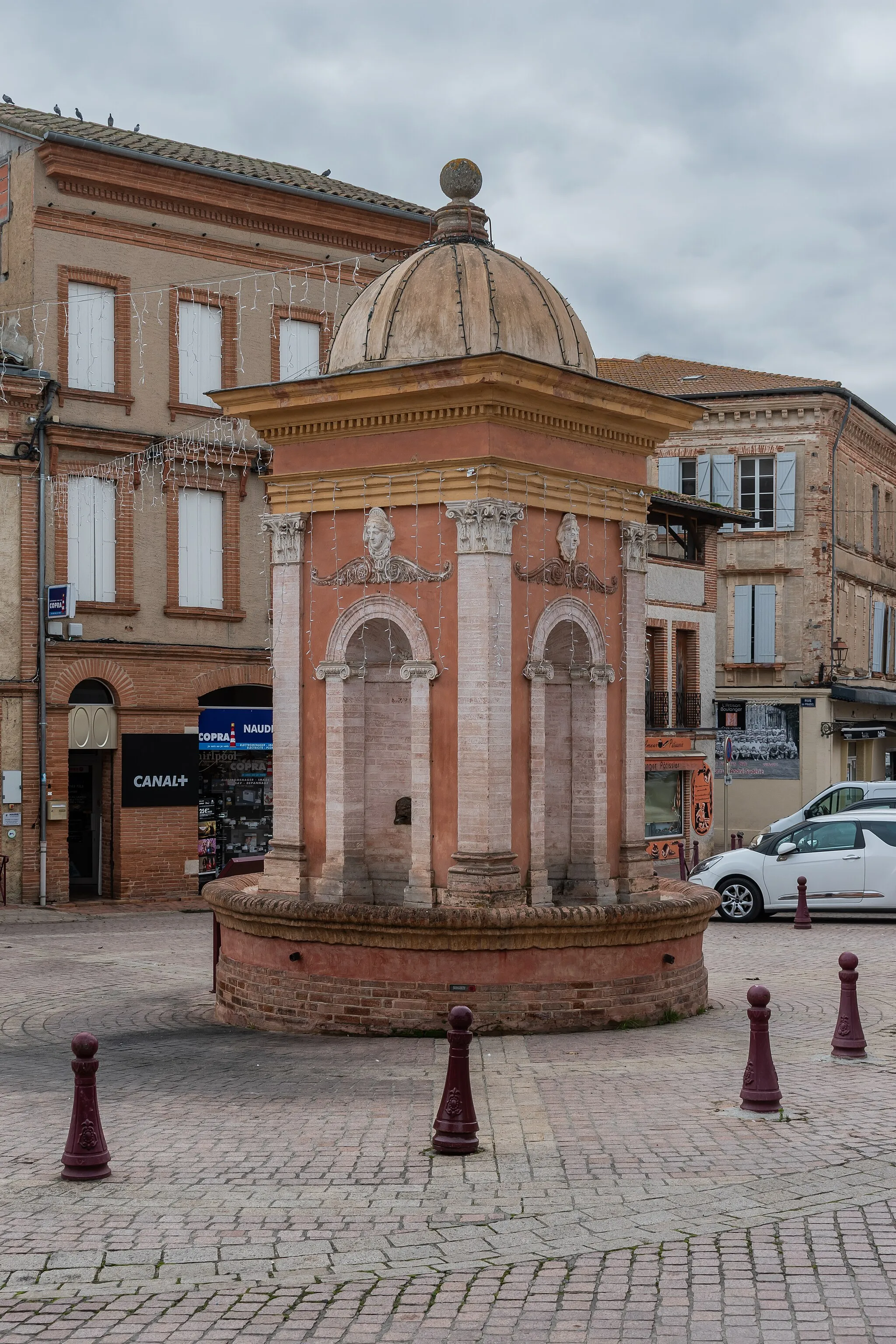 Photo showing: This building is inscrit au titre des monuments historiques de la France. It is indexed in the base Mérimée, a database of architectural heritage maintained by the French Ministry of Culture, under the reference PA00125594 .