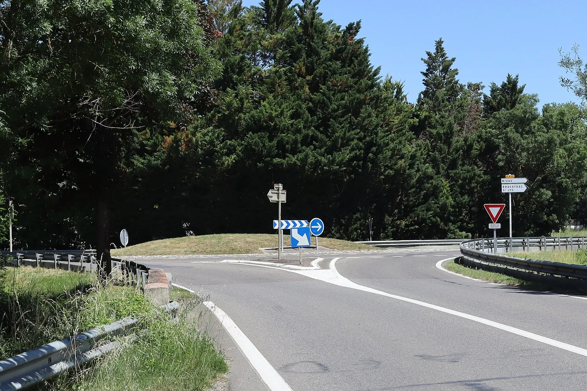Photo showing: Le carrefour D634-D632 en juin 2022. L'intersection est située sur la commune de Nizas.