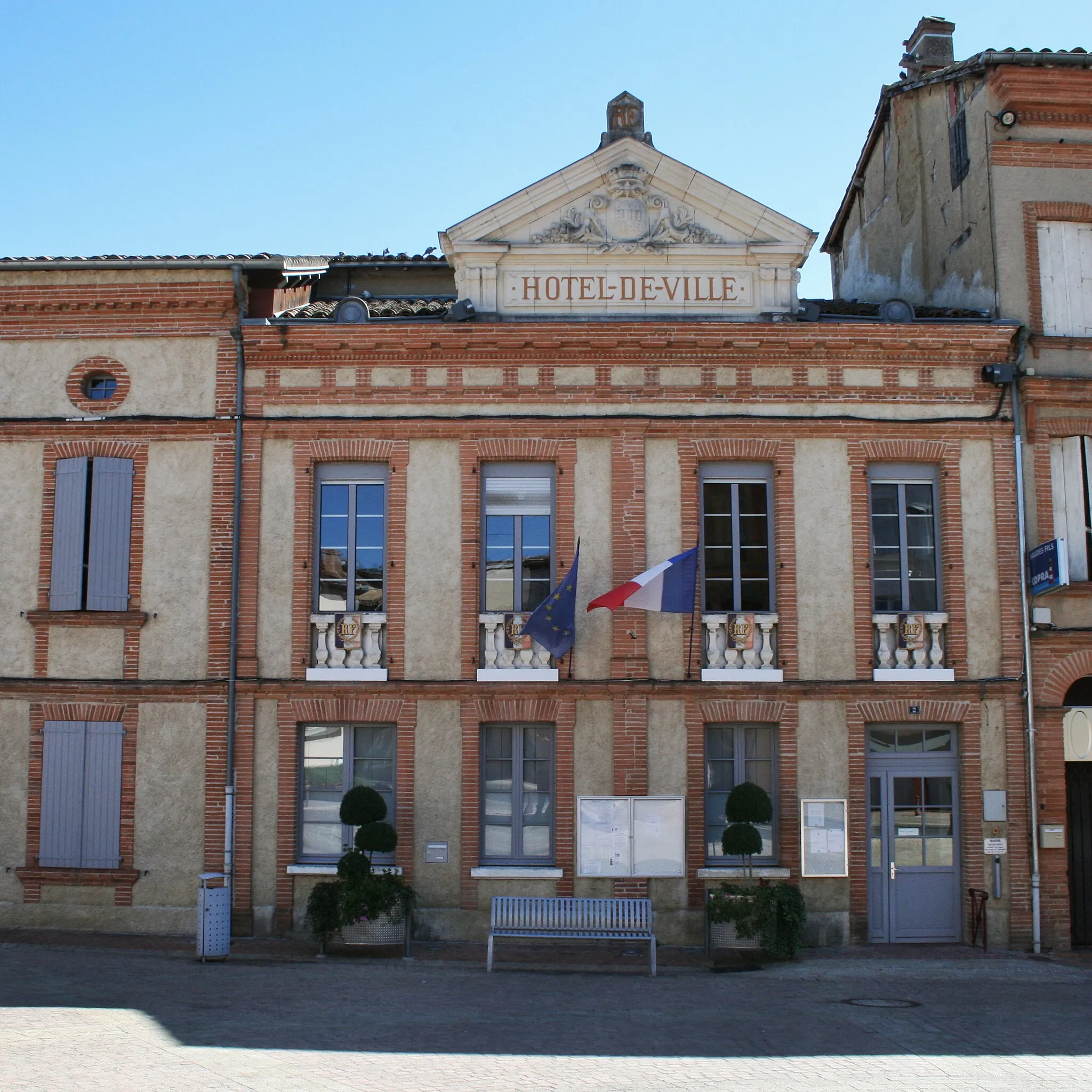 Photo showing: Mairie de la commune de Samatan, dans le Gers