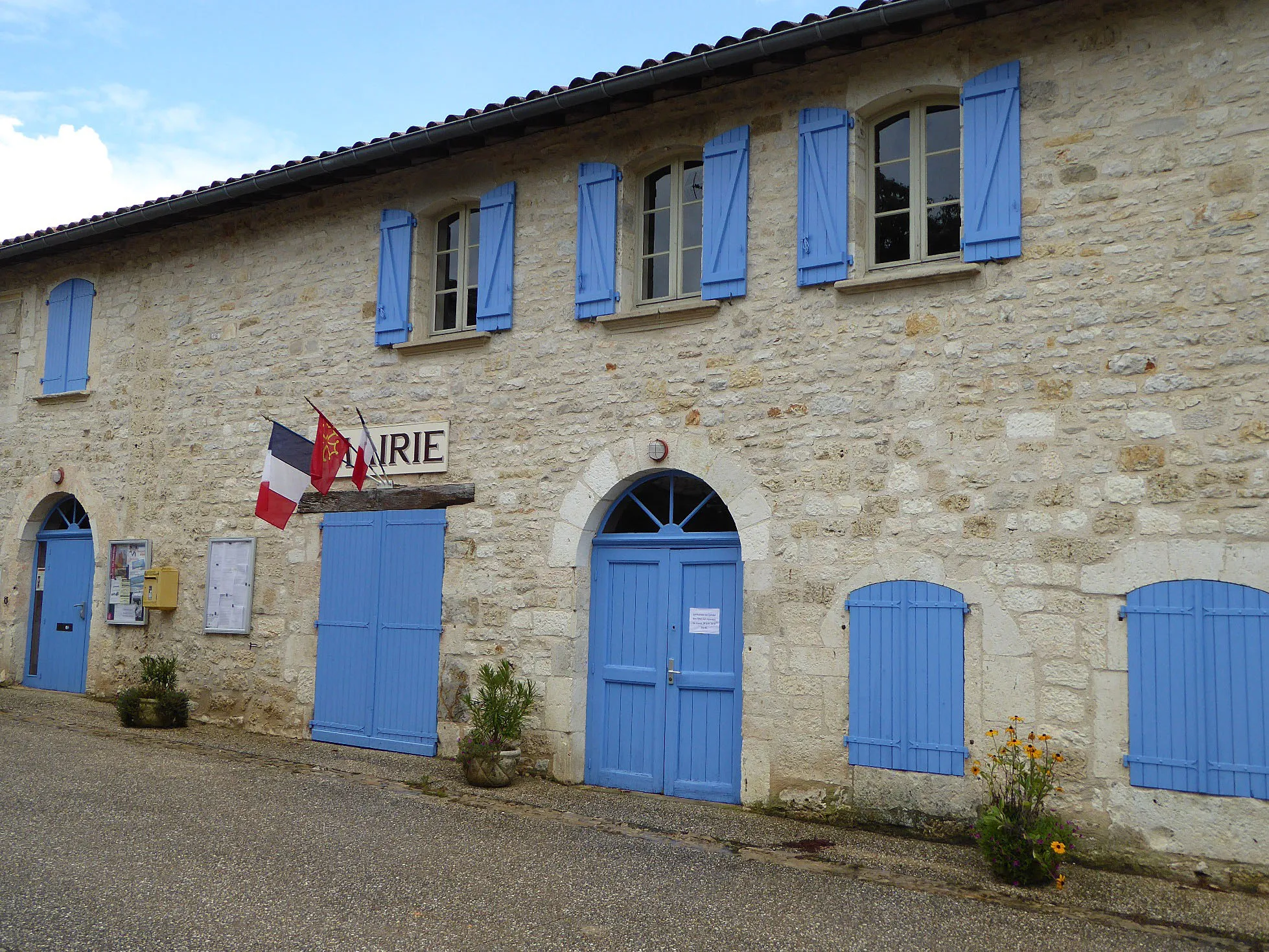 Photo showing: dans une maison à étage en pierre, une porte rectangulaire et deux portes en plein cintre