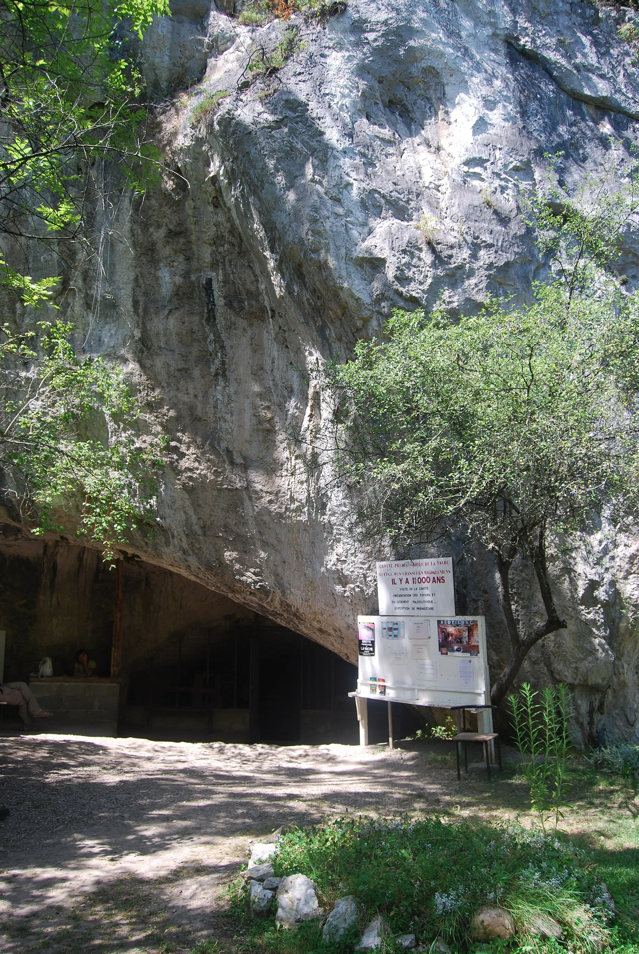 Photo showing: L'entrée principale de la grotte de la Vache, Alliat, Ariège.