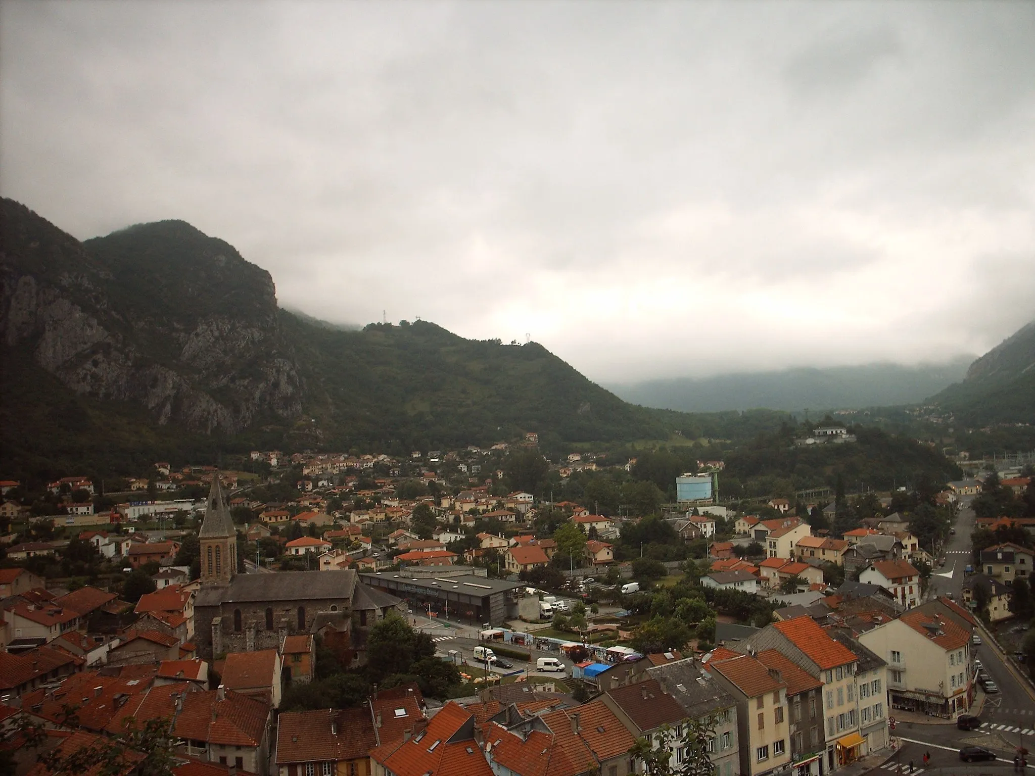 Photo showing: The town of Tarascon-sur-Ariège in the foreground, with the village of Quié in the background.