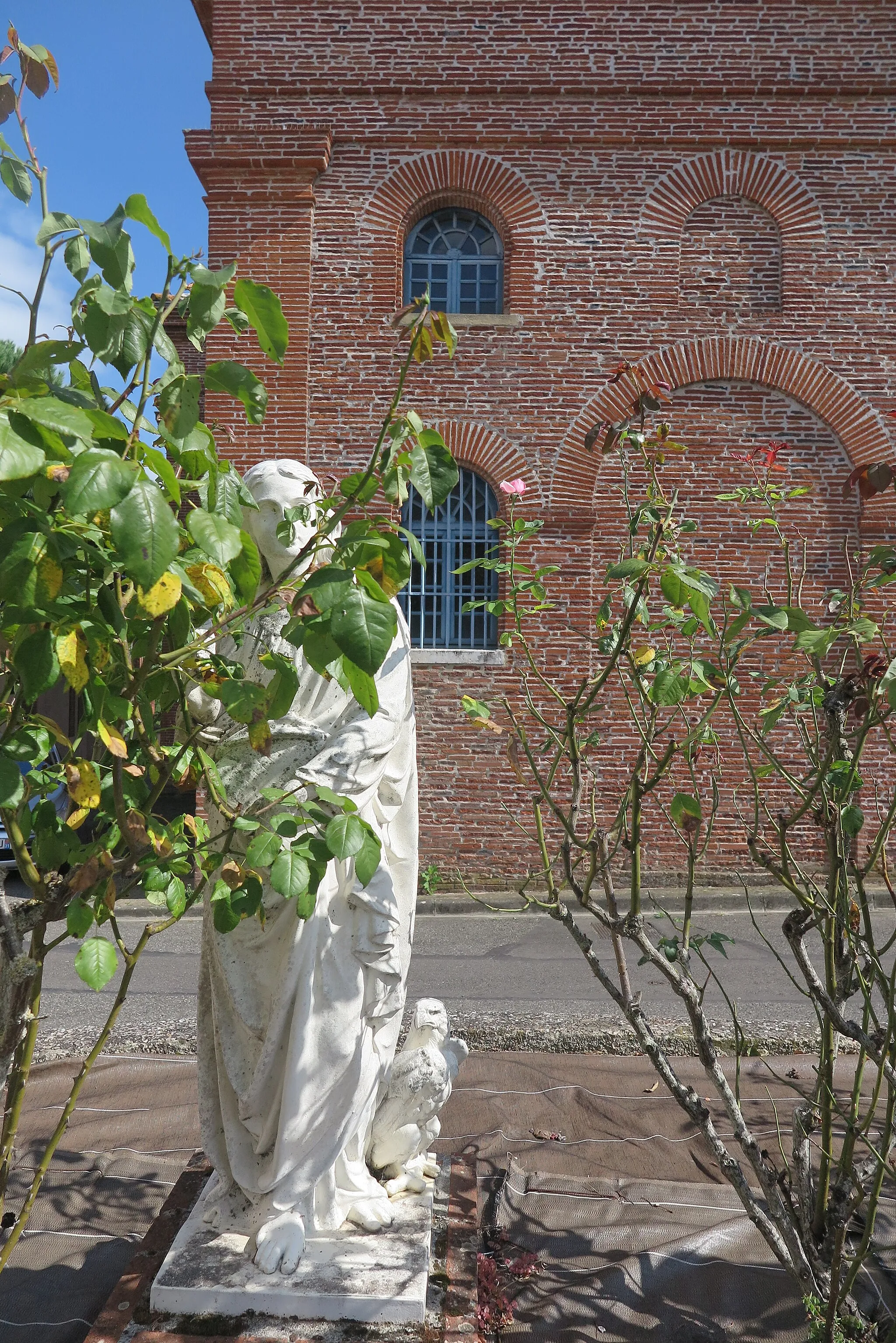 Photo showing: Voisinage de l'église - statue 3 non identifiée