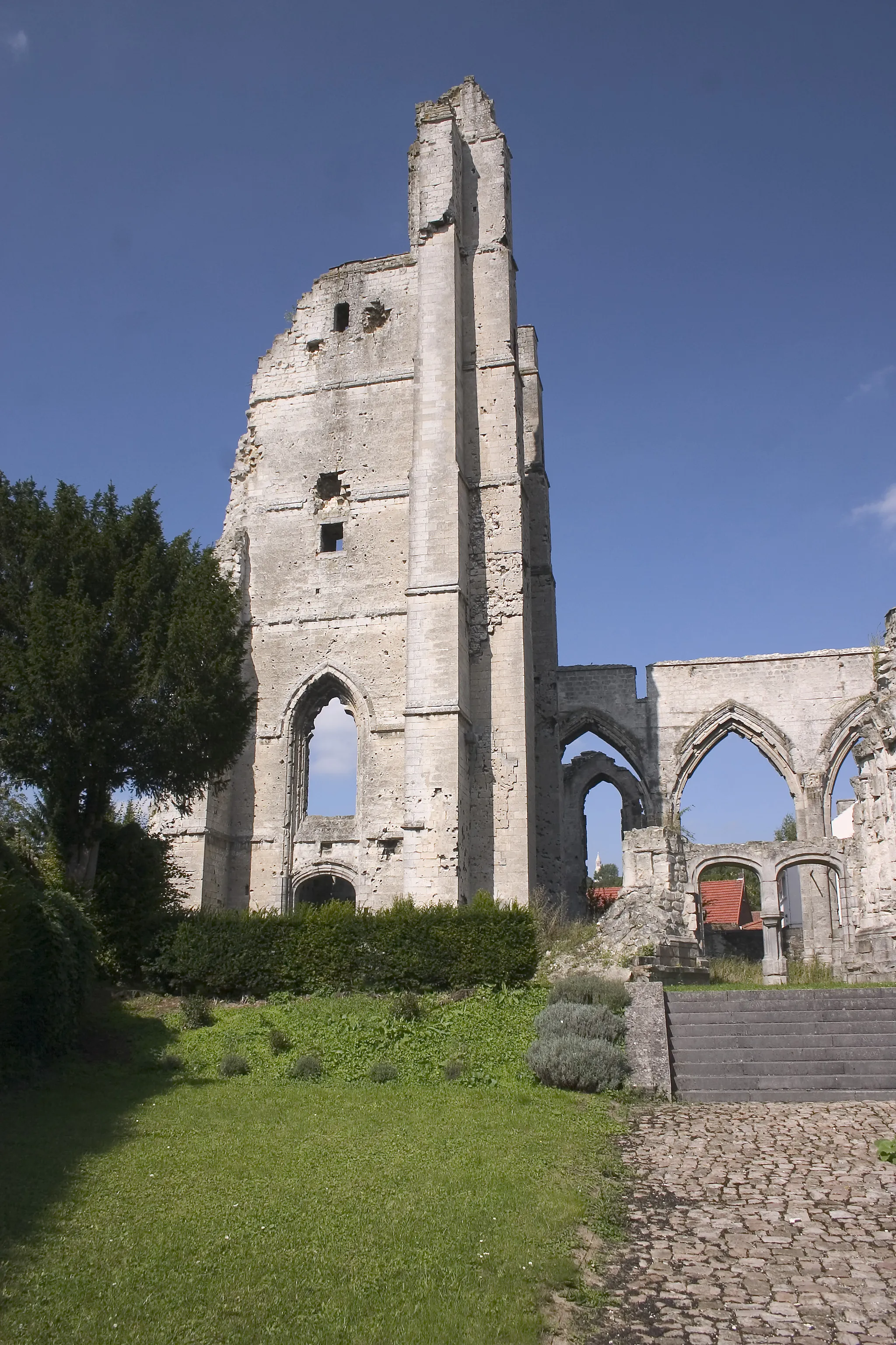Photo showing: Les ruines de l'église d'Abalin-saint-nazaire