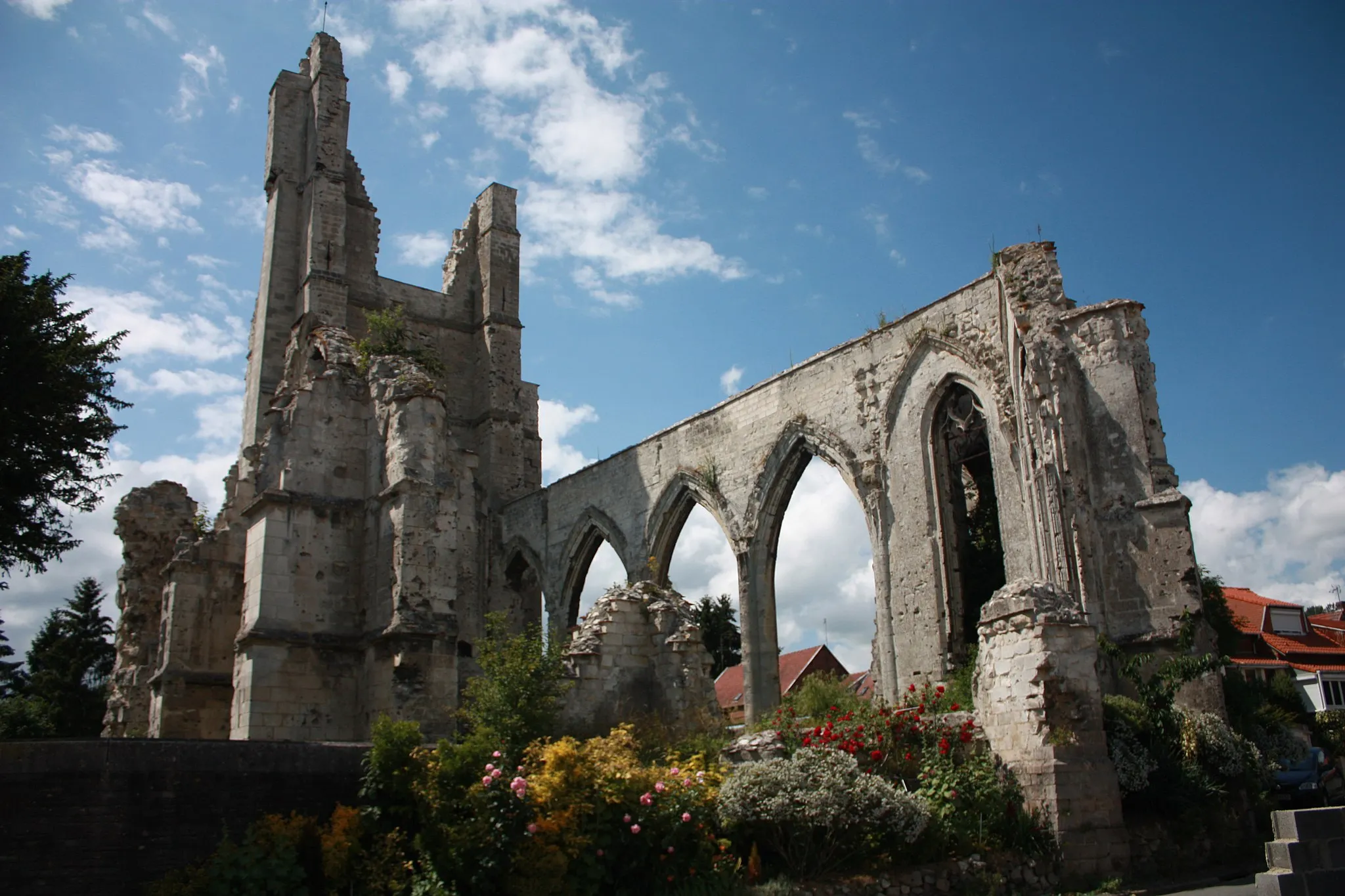 Photo showing: Ruins of the Church from the sixteenth century, destroyed during the World War I.