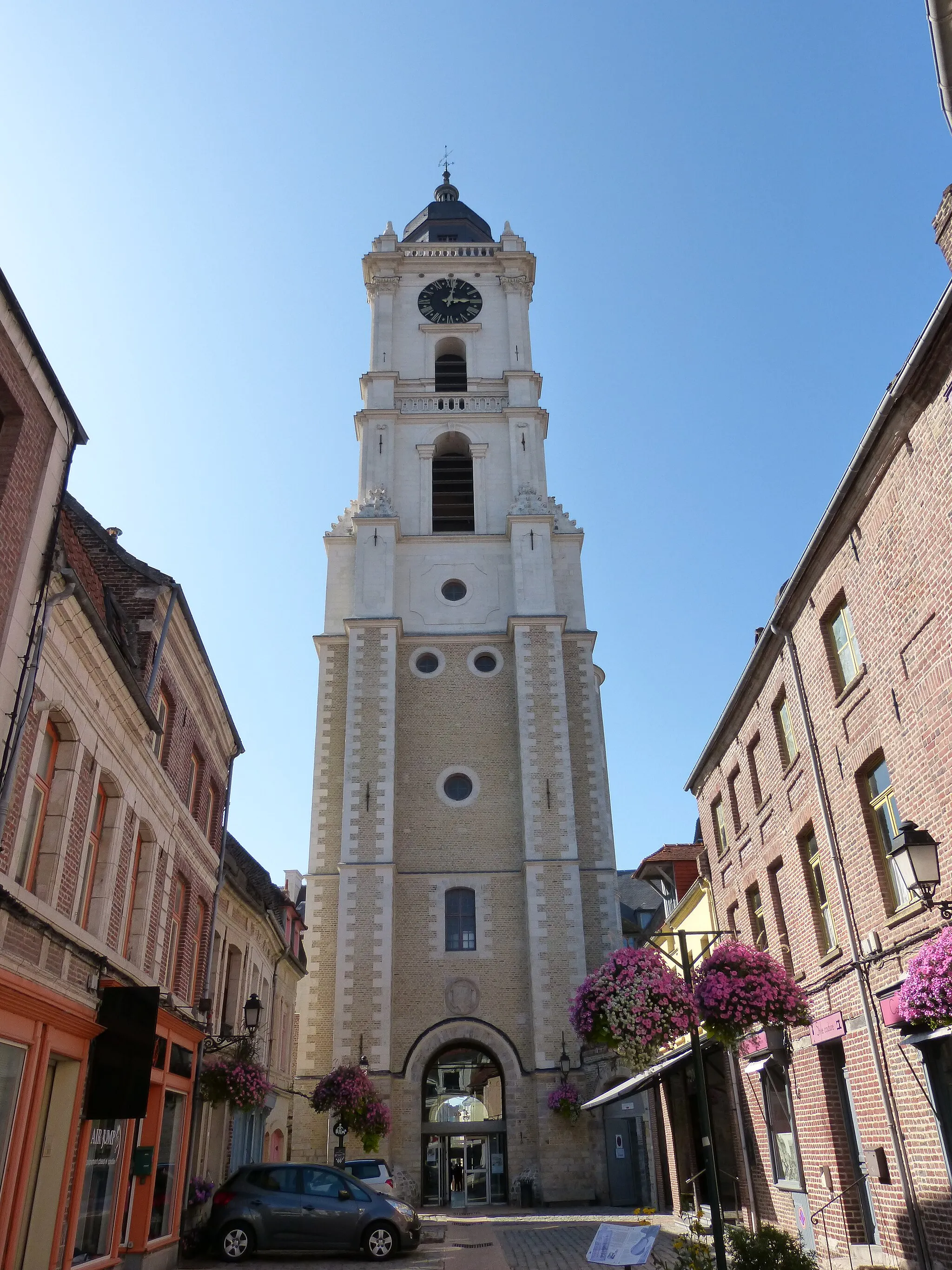 Photo showing: Beffroi d'Aire-sur-la-Lys depuis la rue Henebelle, adjacente à la rue de Saint-Omer