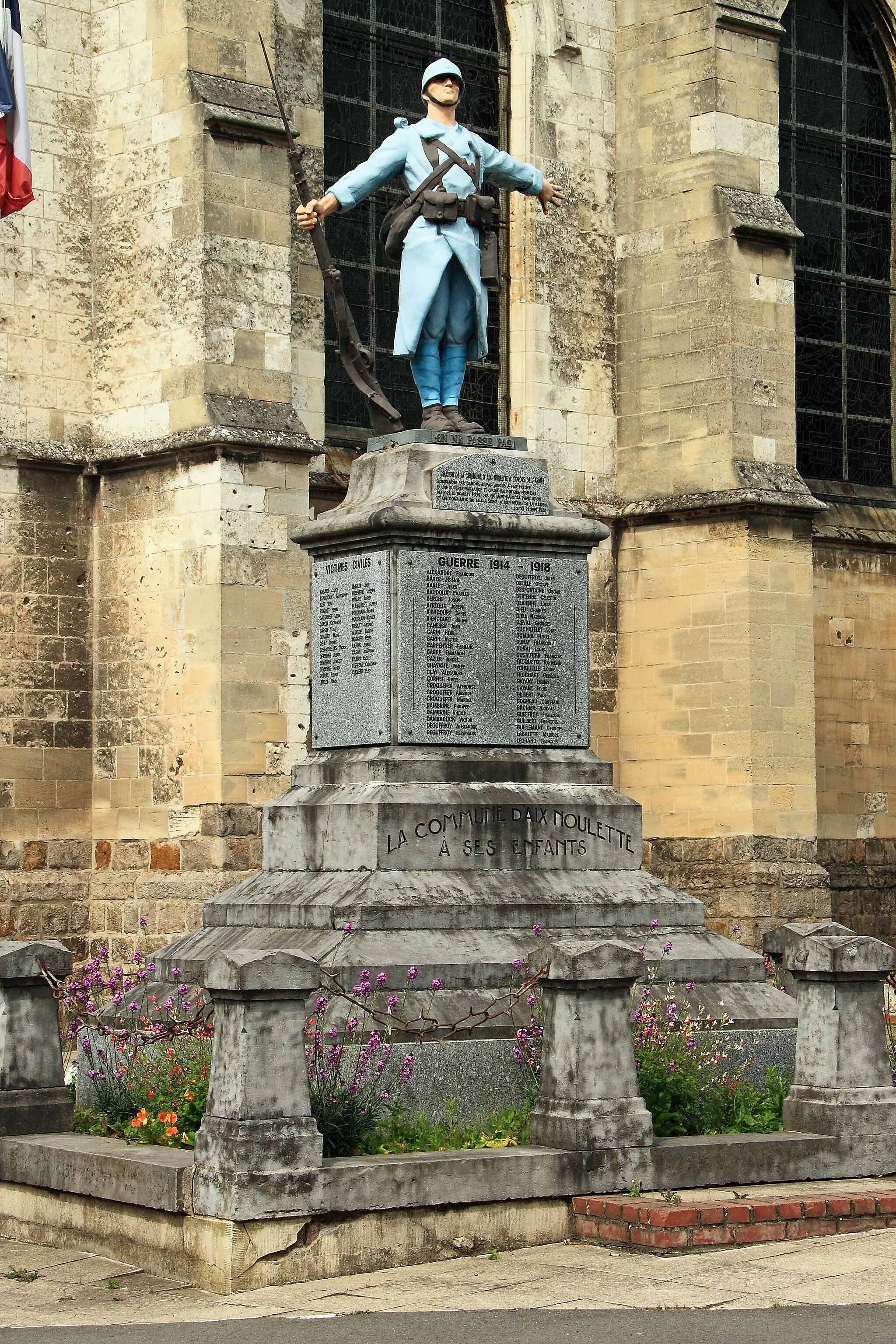Photo showing: Monument aux Morts - Face de l'église Saint-Germain, place Saint-Germain, 62 Aix-Noulette