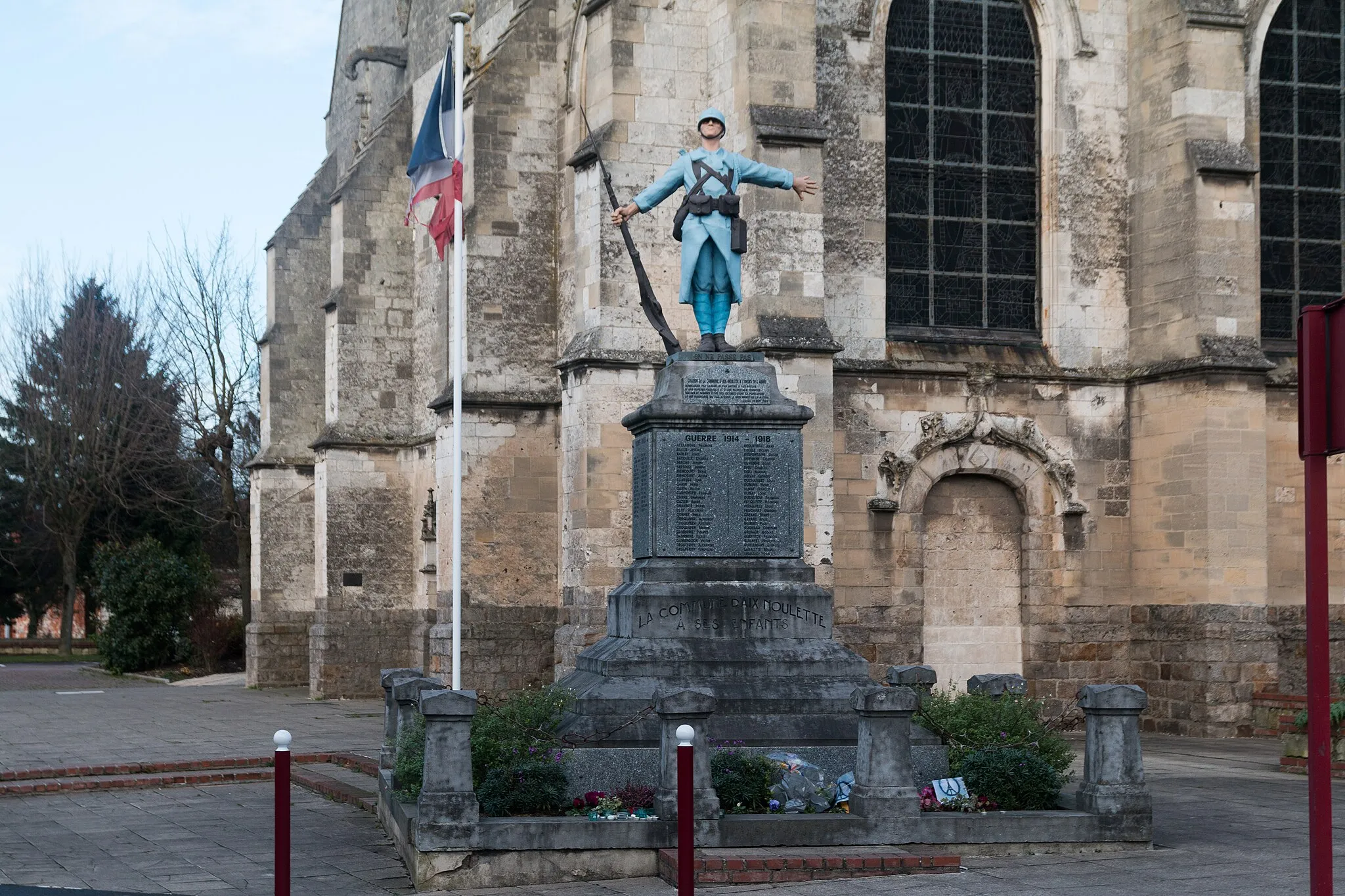 Photo showing: War memorial