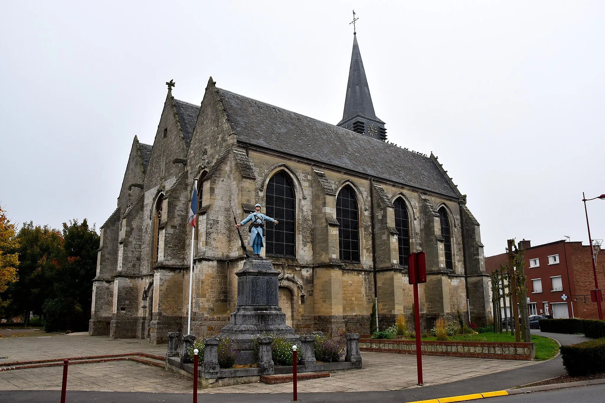 Photo showing: Monument aux morts et église d'Aix-Noulette.