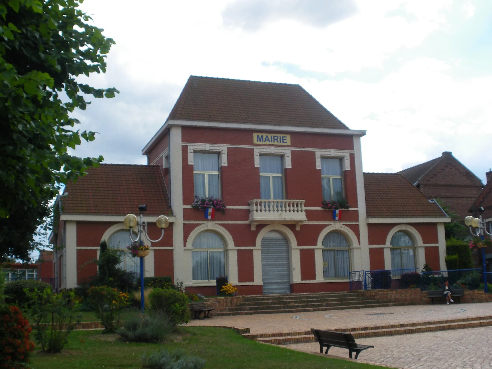 Photo showing: Vue de la mairie d'Annay dans le Pas-de-Calais.