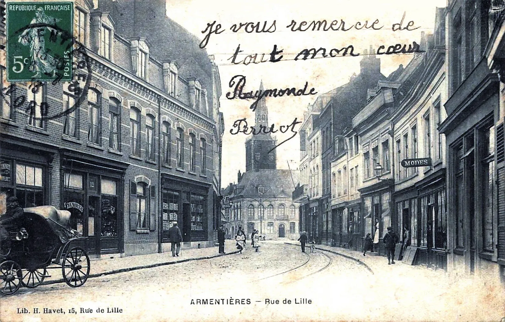 Photo showing: Armentières (France - département du Nord — Rue de Lille en direction de la Grand'place et de l'Hôtel de Ville. Carte postale 'voyagée' en 1913