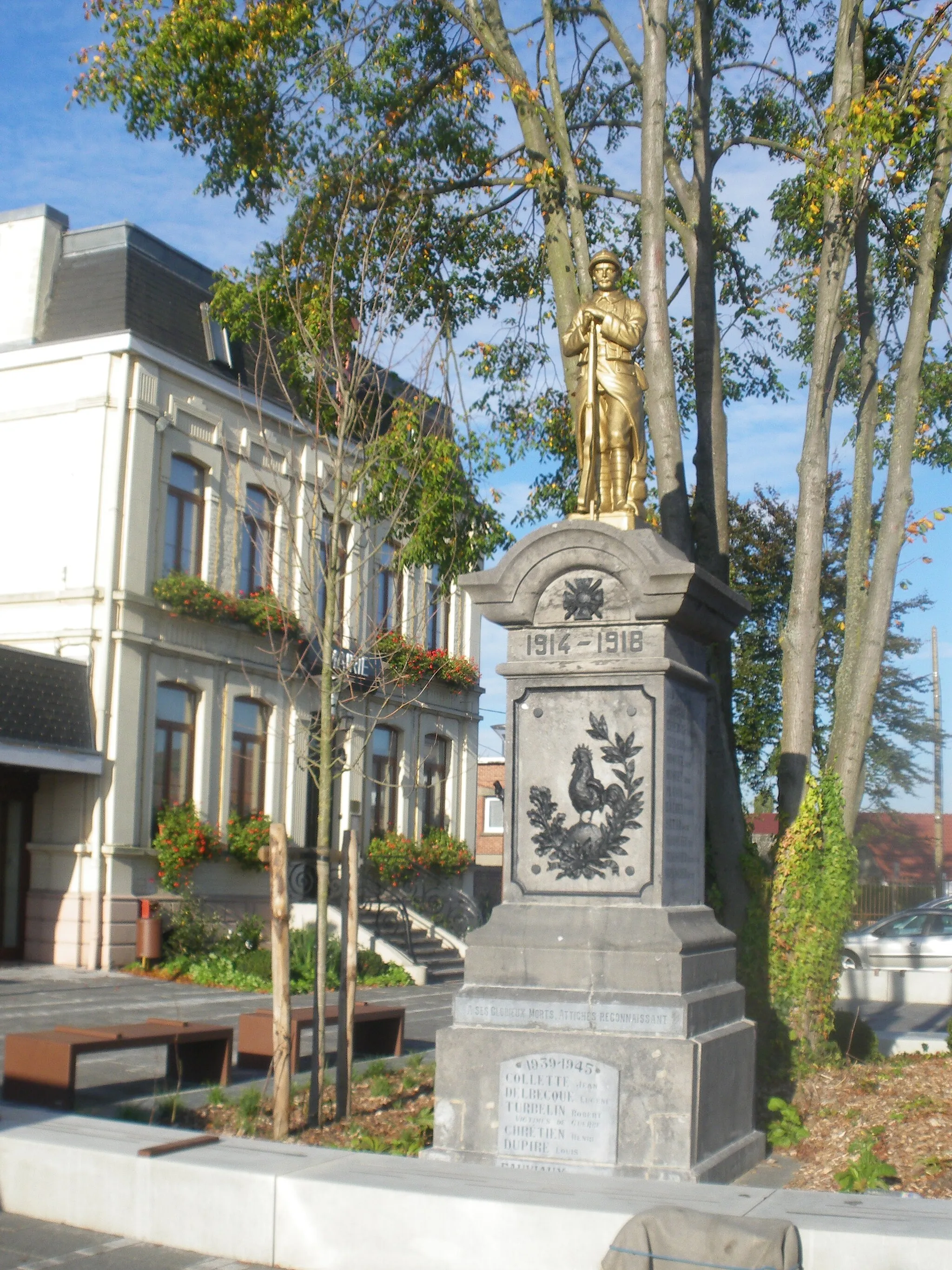 Photo showing: Vue de la mairie et du monument aux morts d'Attiches.