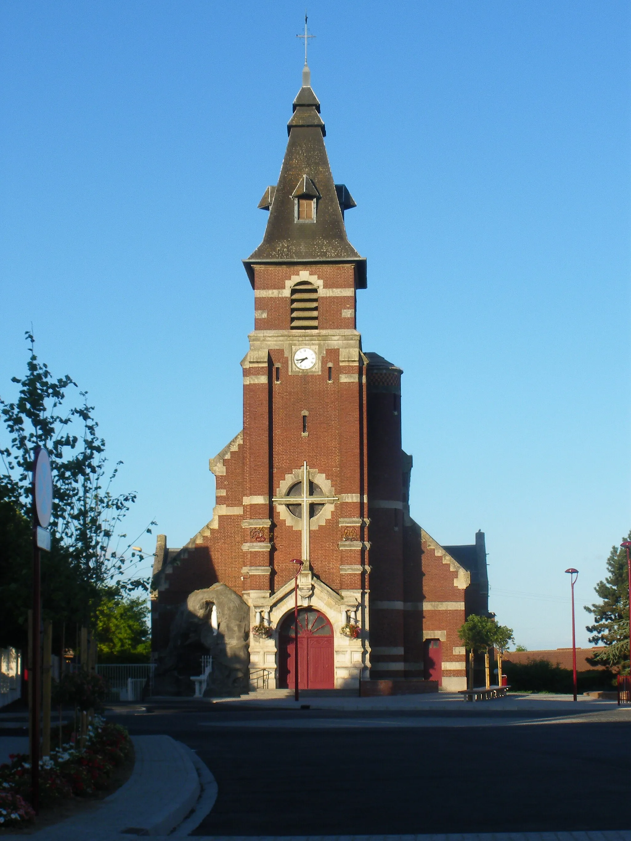 Photo showing: Vue de l'église Saint-Martin d'Auchy-les-Mines dans le Pas-de-Calais.