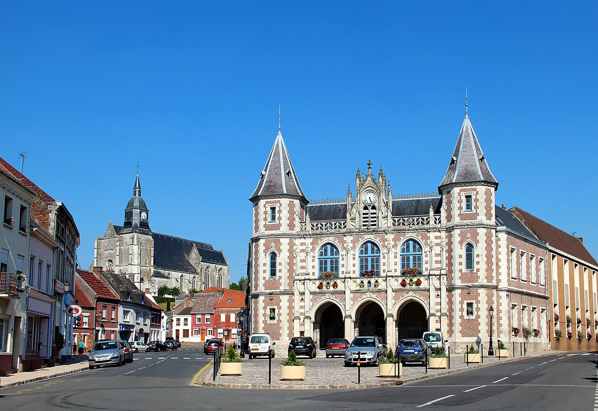 Photo showing: Auxi-le-Château (Pas-de-Calais) - France, l'hôtel de ville (1860) et l'église Saint-Martin (XVIe siècle).