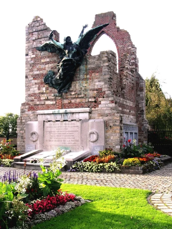 Photo showing: Oorlogsmonument op de verwoeste Sint-Amandskerk (7 okt 2004) in Belle - eigen foto