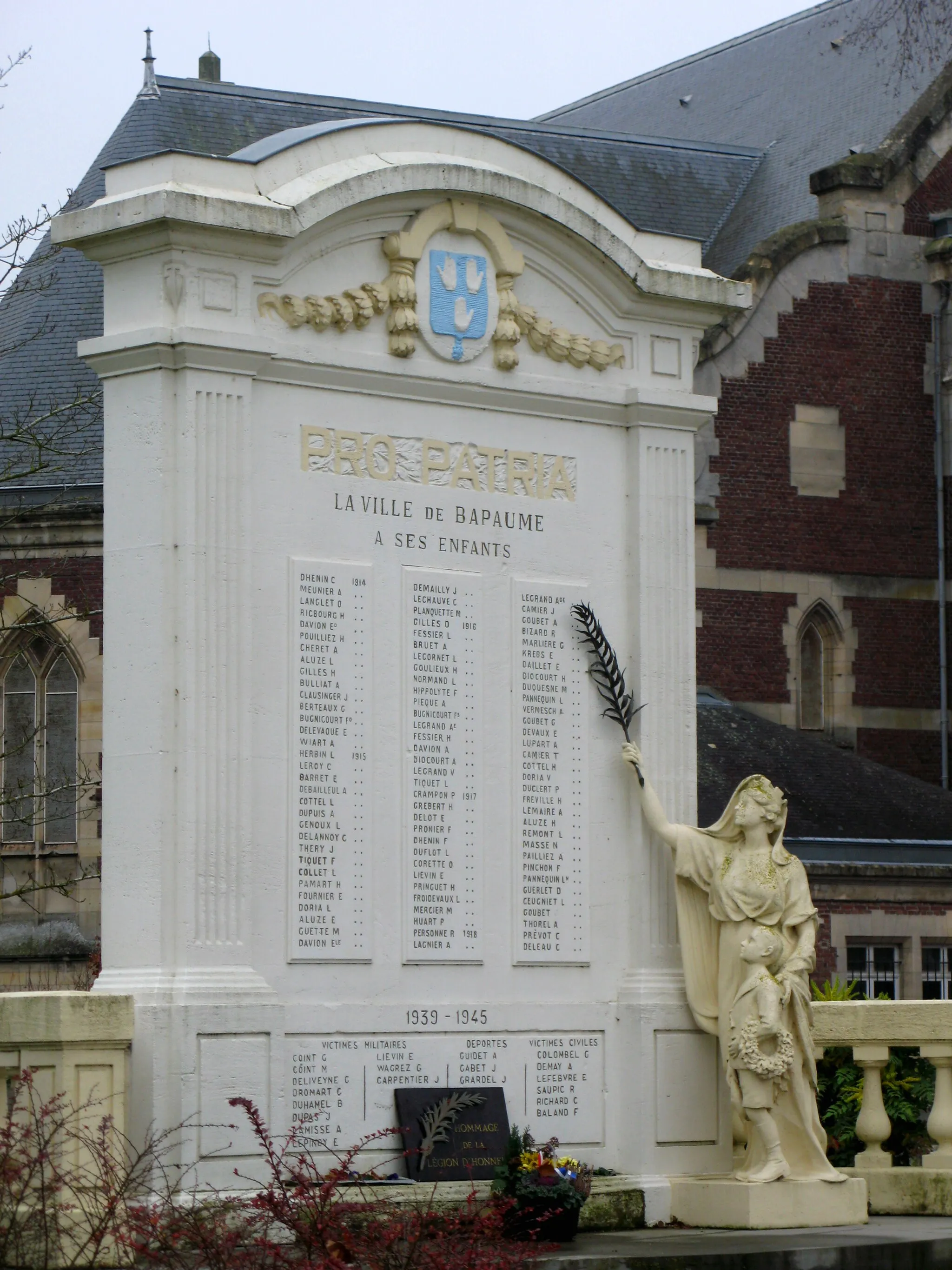 Photo showing: Bapaume (Pas-de-Calais, France) -
Le monument-aux-morts et (en arrière-plan) l'église Saint-Nicolas.
.