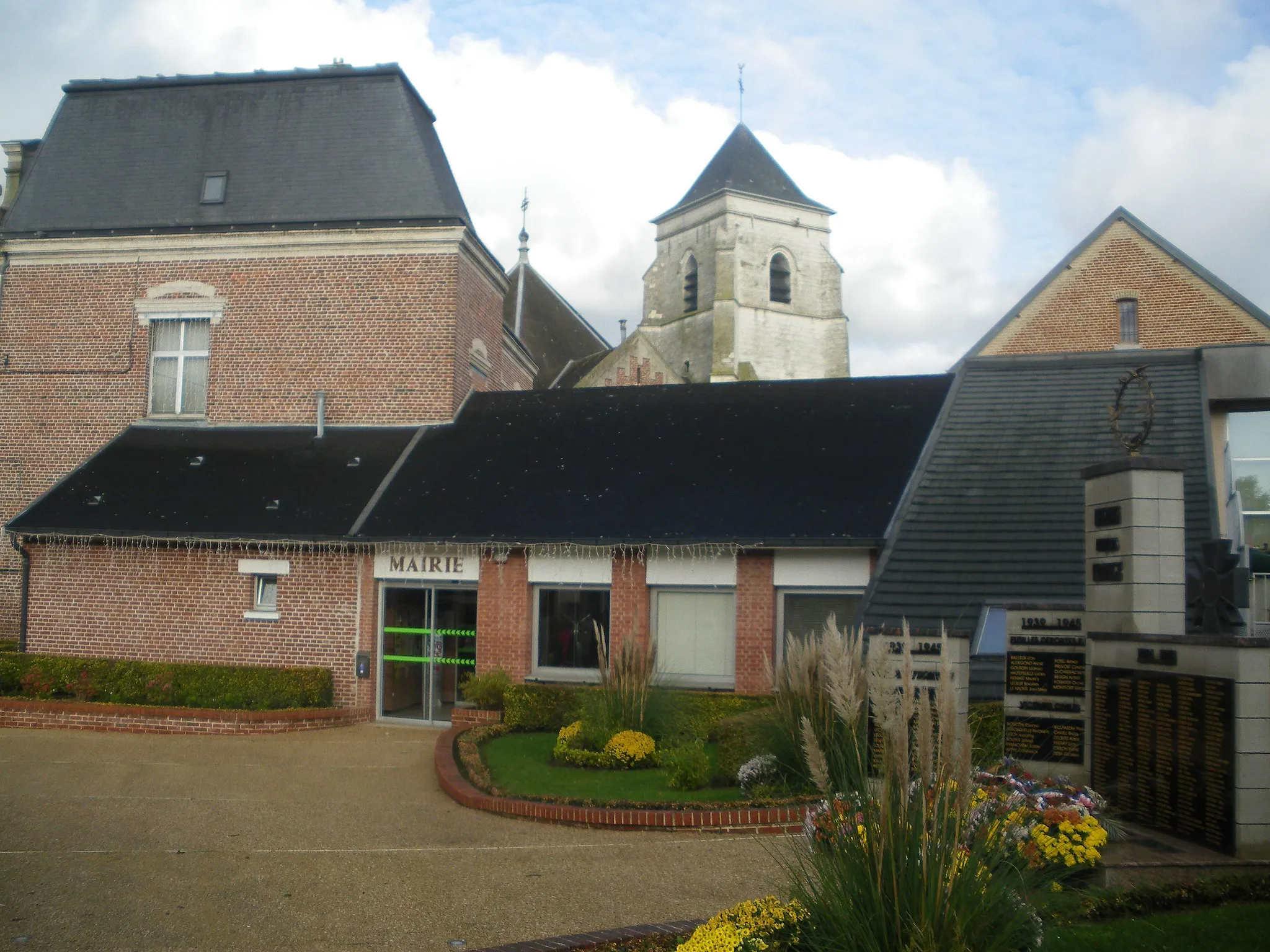 Photo showing: Vue du centre de Barlin : au premier plan la mairie, au second l'église, à droite le monument aux morts.