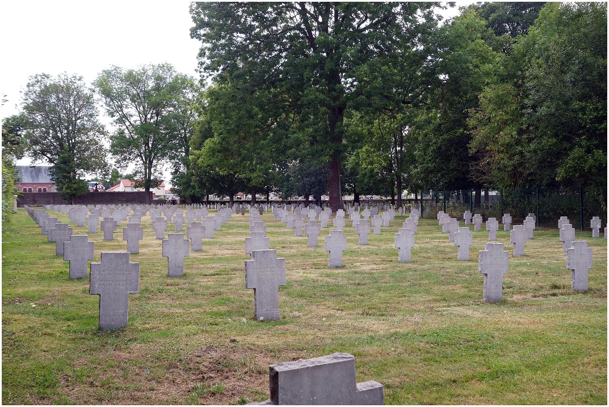 Photo showing: Bauvins (France - Nord Department) - German War Cemetery of the First World War. "In this cemetery rest 2211 German soldiers"
(+: 7 Russian, 1 Portuguese, 2 Austrian