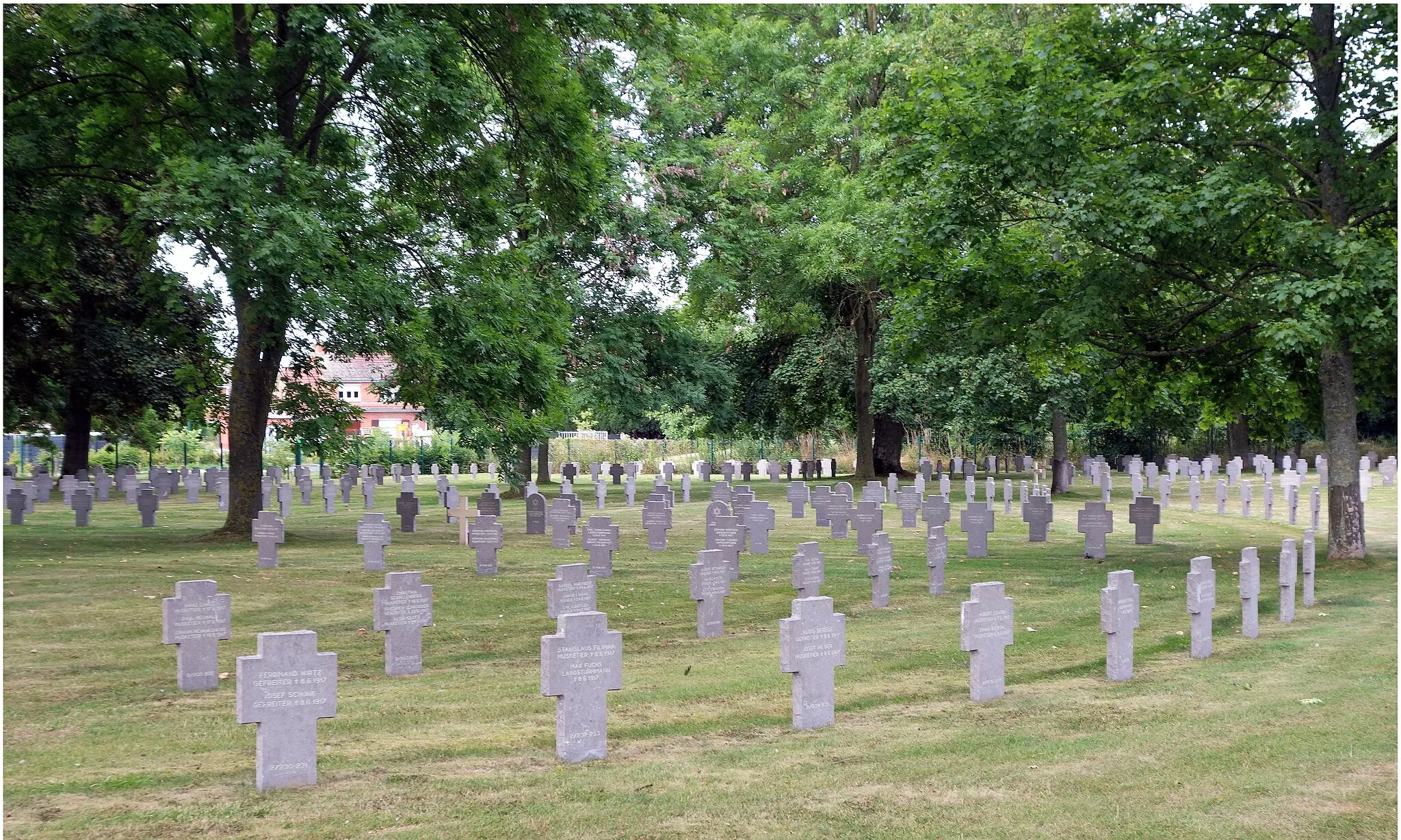 Photo showing: Bauvins (France - Nord Department) - German War Cemetery of the First World War. "In this cemetery rest 2211 German soldiers"
(+: 7 Russian, 1 Portuguese, 2 Austrian