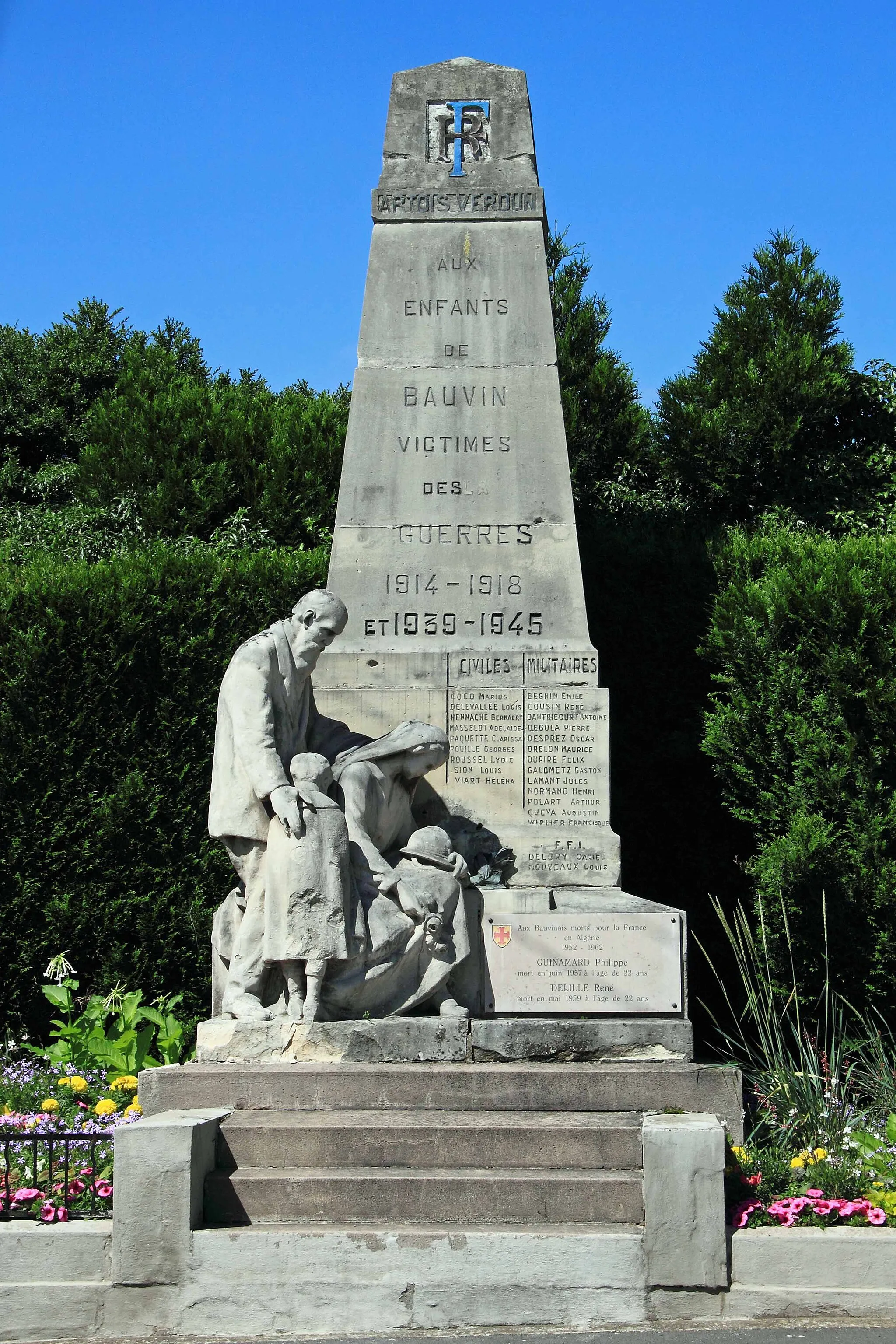 Photo showing: Monument aux Morts - Parvis de l'église Saint-Quentin, rue Jean Jaurès, 59 Bauvin
