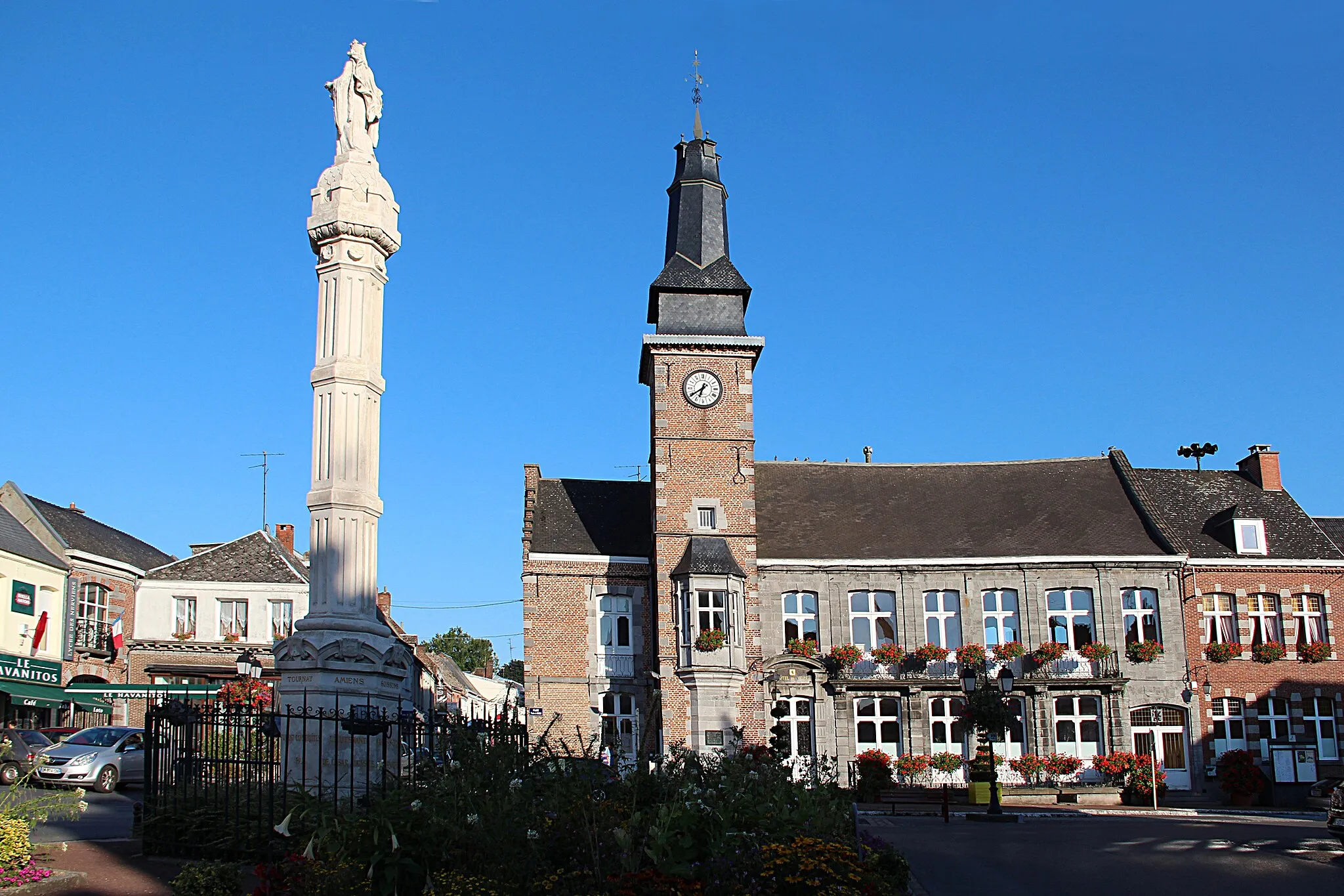 Photo showing: La colonne Brunehaut et l’hôtel de ville – Bavay (département du Nord, France).