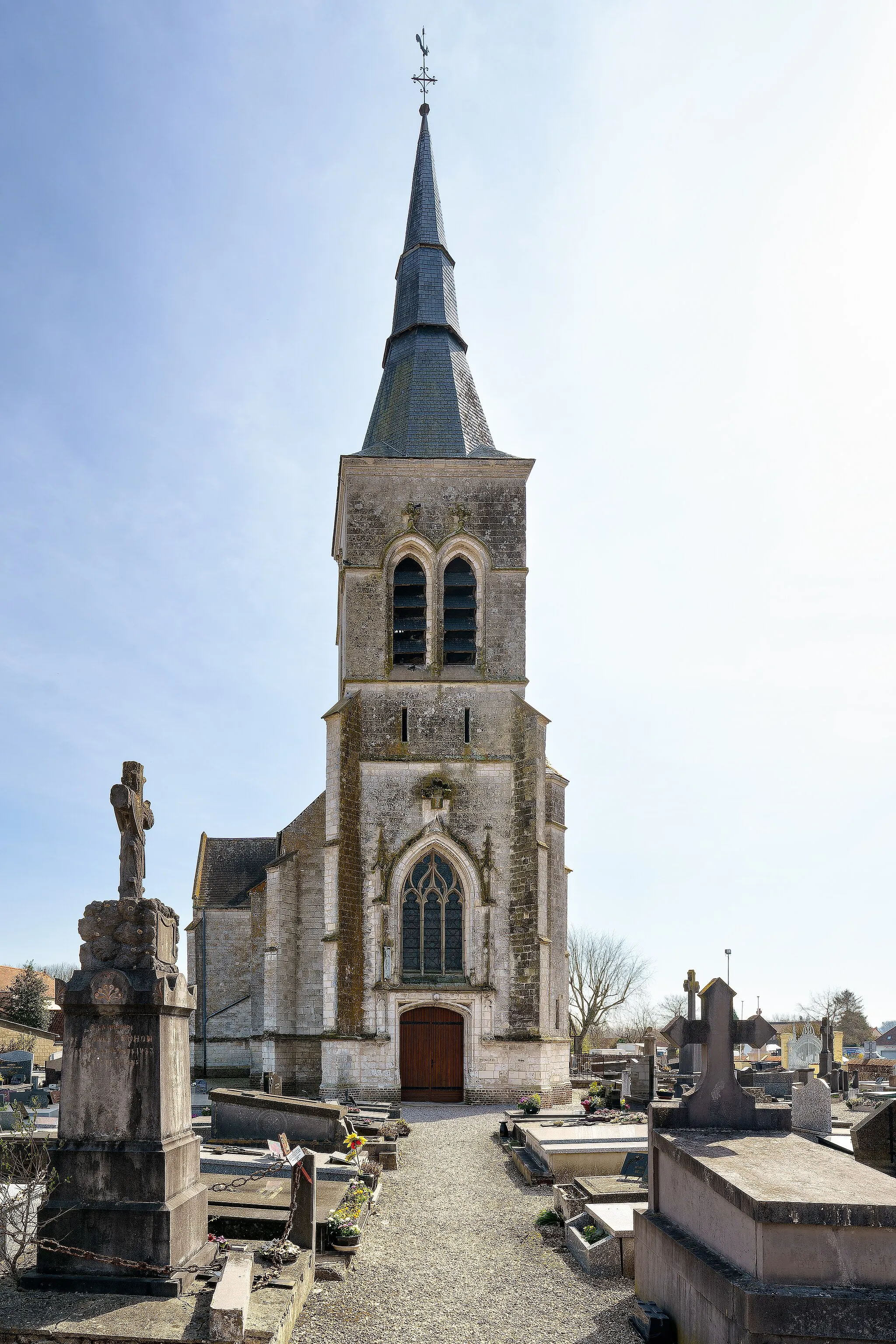 Photo showing: Clocher et entrée principale de l'église Saint-Martin de Beaurainville.
