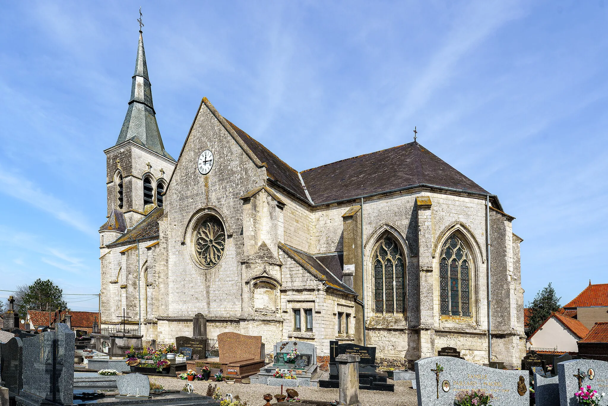 Photo showing: Face sud-est et bras du trasept de l'église Saint-Martin de Beaurainville.