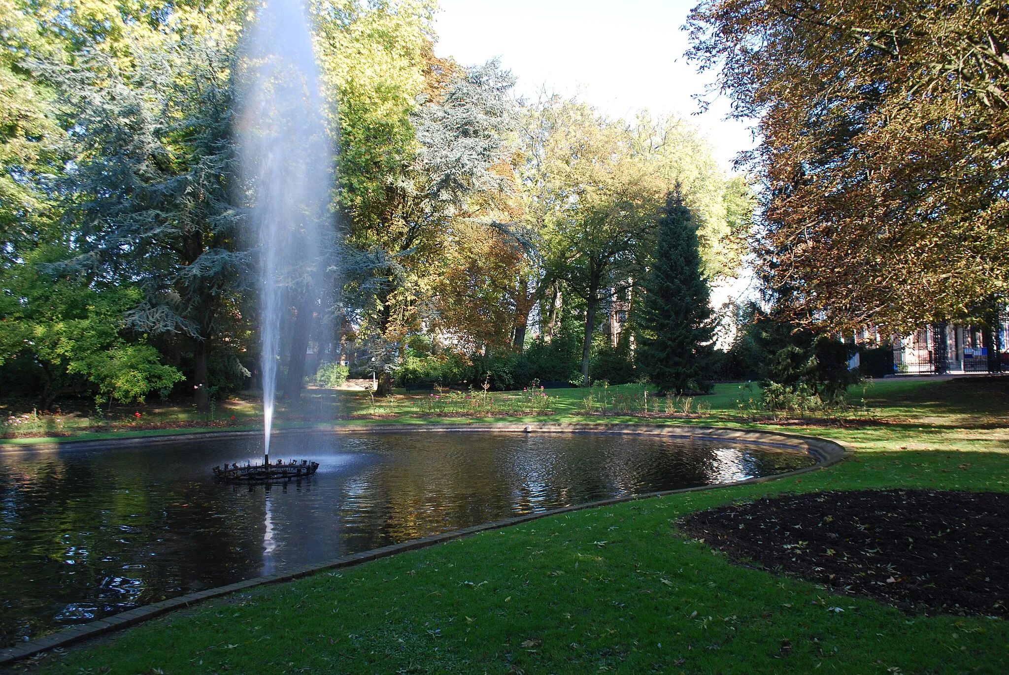 Photo showing: Vue de la fontaine dans le Jardin public de Béthune.