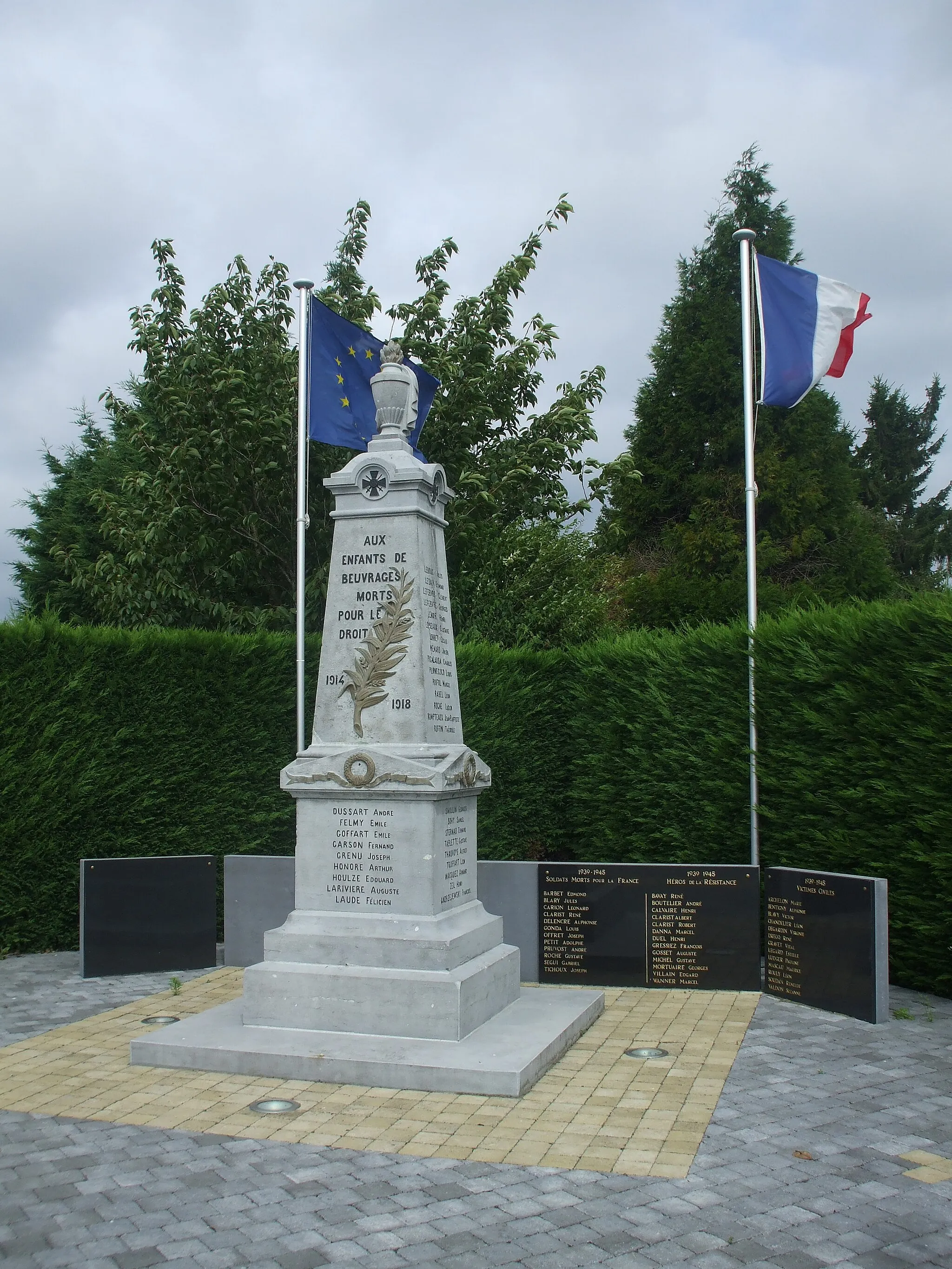Photo showing: monument aux morts de Beuvrages vue générale