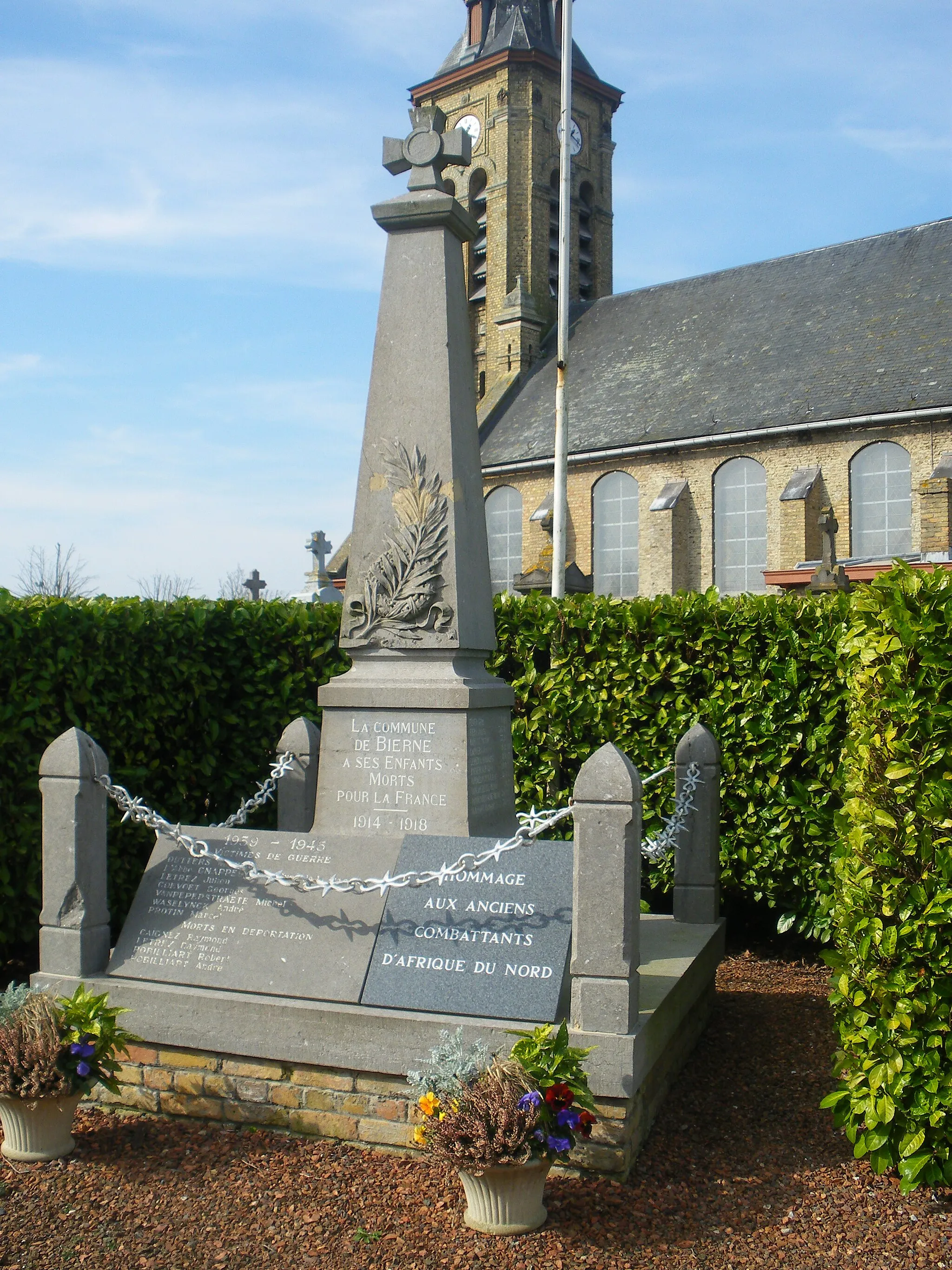 Photo showing: Vue du monument aux morts de Bierne.