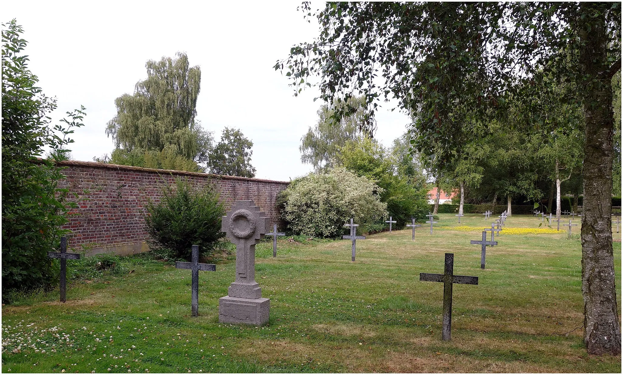 Photo showing: Billy-Berclau (France – Pas-de-Calais Department.) — German War Cemetery of the First World War.
In this cemetery rest 1683 German Soldiers