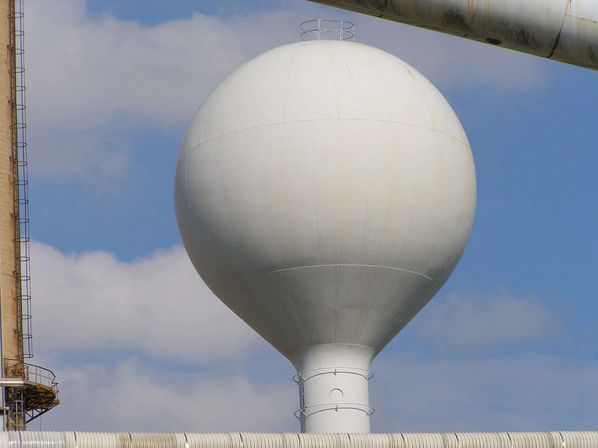 Photo showing: Le ballon réservoir d'eau.