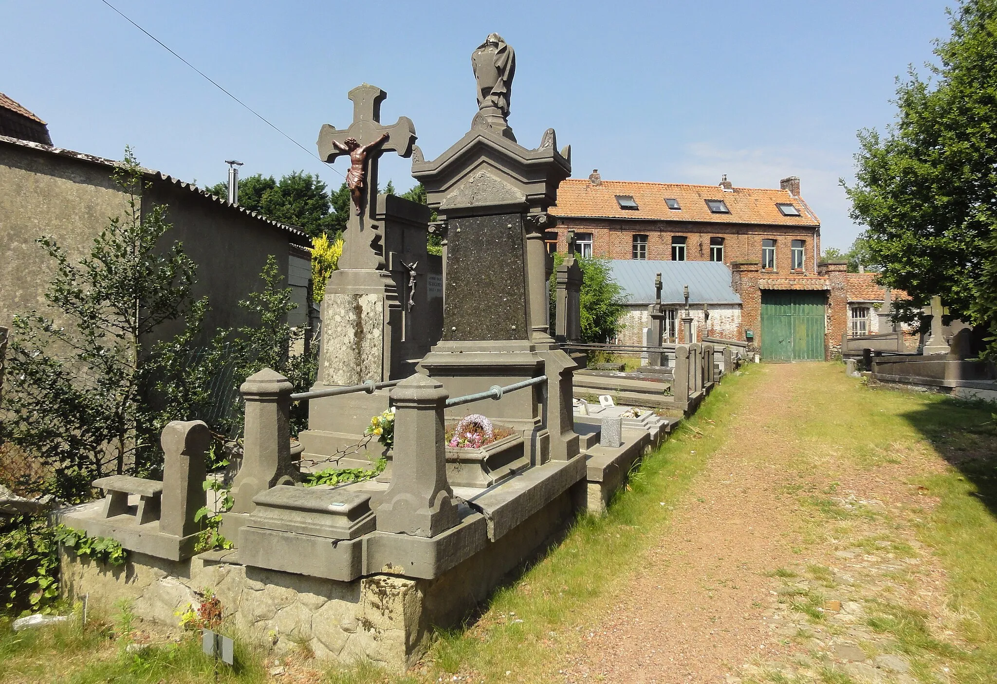 Photo showing: Depicted place: Cimetière de l'église Saint-Maurice de Bouvignies