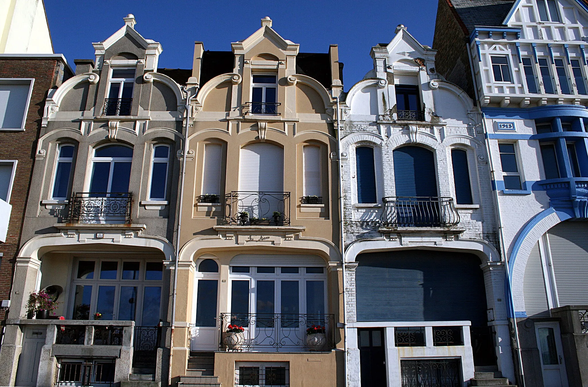 Photo showing: Three identical villas on the Digue de Mer in Bray-Dunes (Nord department, France).