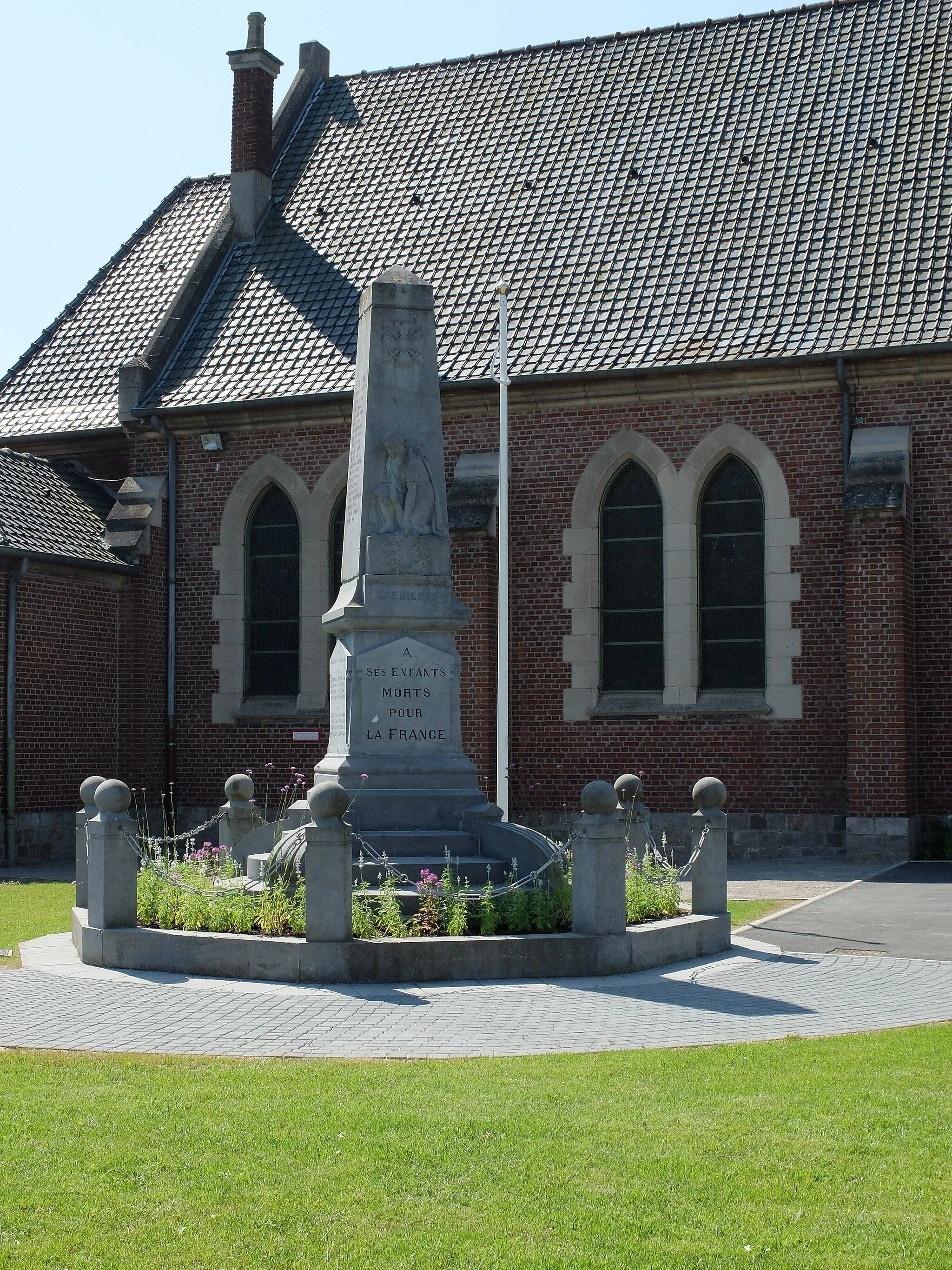 Photo showing: Vue du monument aux morts de Brebières.