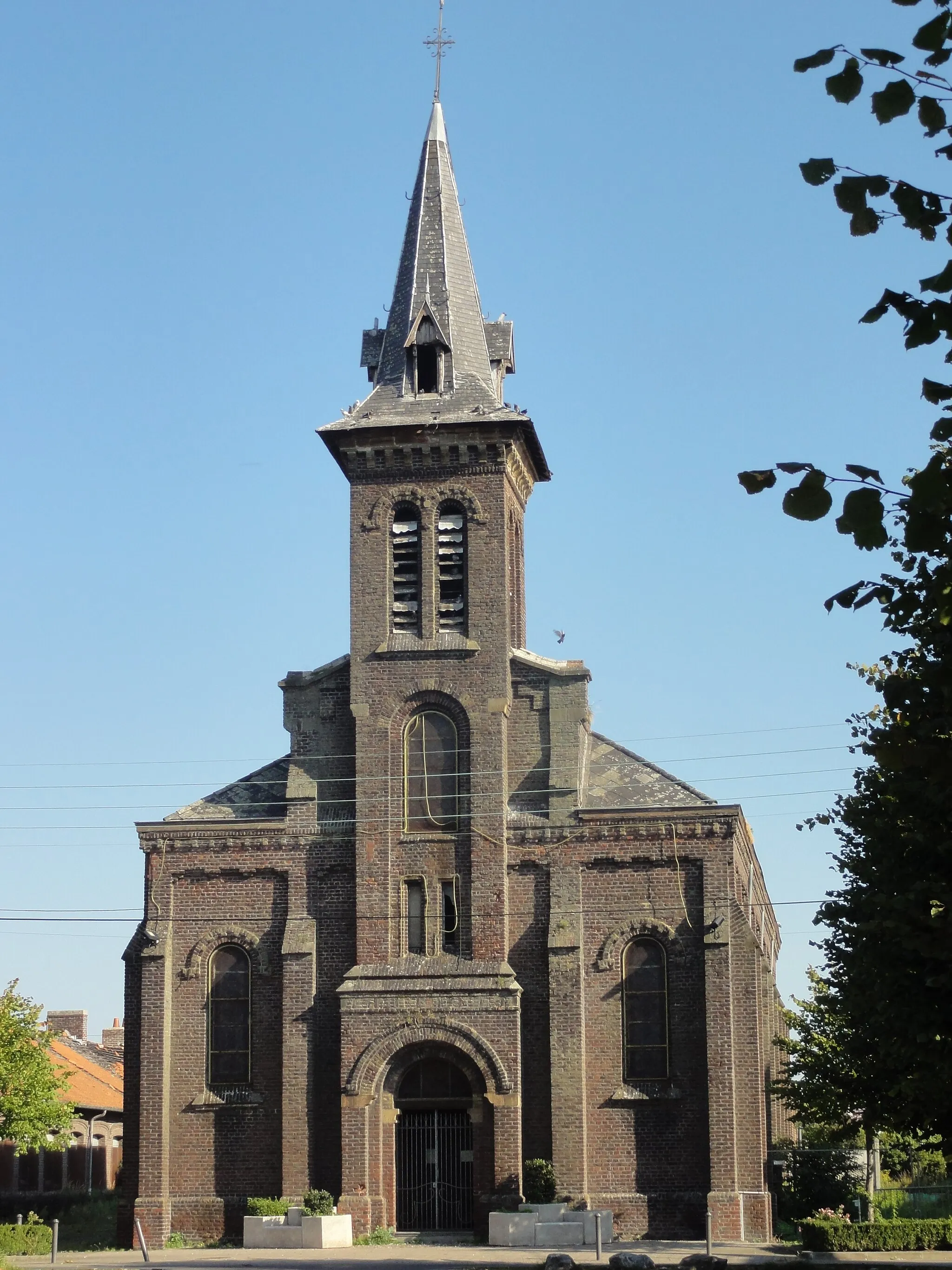 Photo showing: Église Saint-Adolphe des cités de la Fosse Thiers de la Compagnie des mines d'Anzin à Bruay-sur-l'Escaut, Nord, Nord-Pas-de-Calais, France.