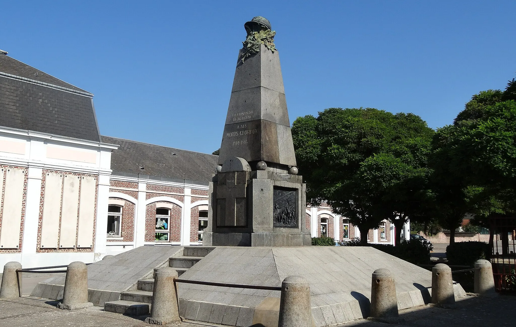 Photo showing: This building is inscrit au titre des monuments historiques de la France. It is indexed in the base Mérimée, a database of architectural heritage maintained by the French Ministry of Culture, under the reference PA62000127 .