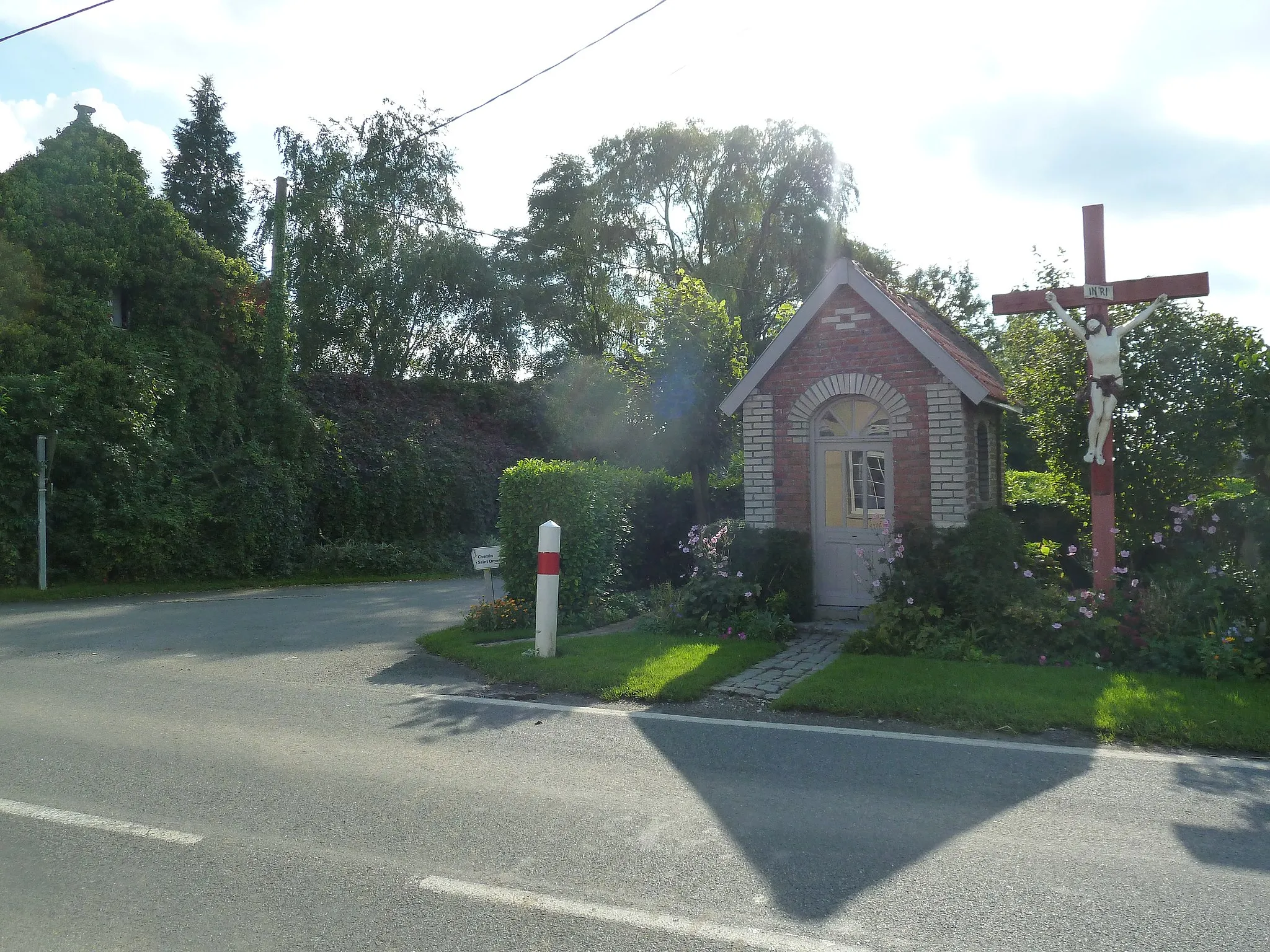Photo showing: oratoire et croix au hameau La Croix-Rouge Caëstre, Nord, France