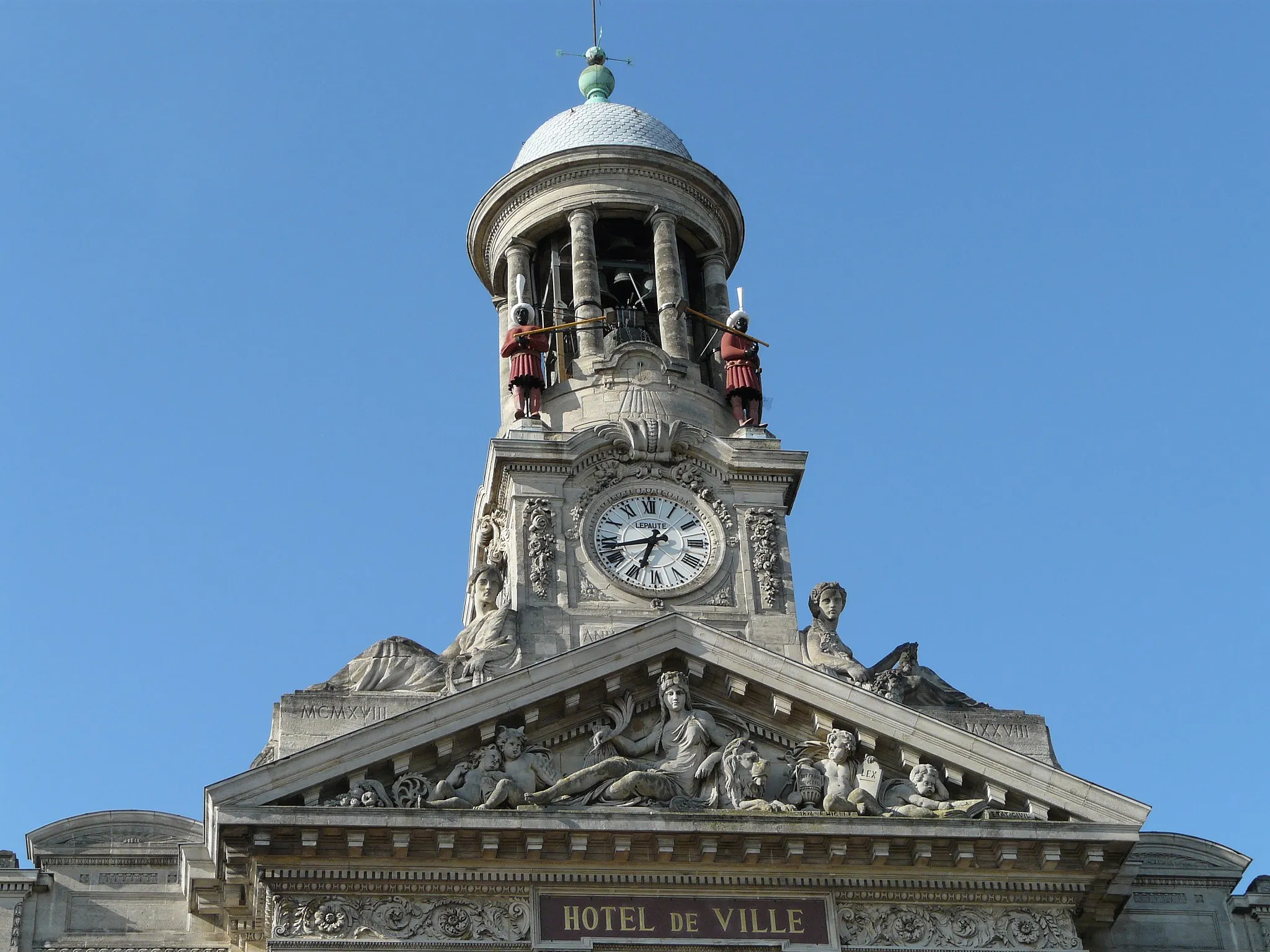Photo showing: Le campanile de l'hôtel de ville de Cambrai avec ses deux jaquemarts, Martin et Martine, qui sonnent les heures. Le fronton est orné d'un haut relief d'Ernest-Eugène Hiolle.