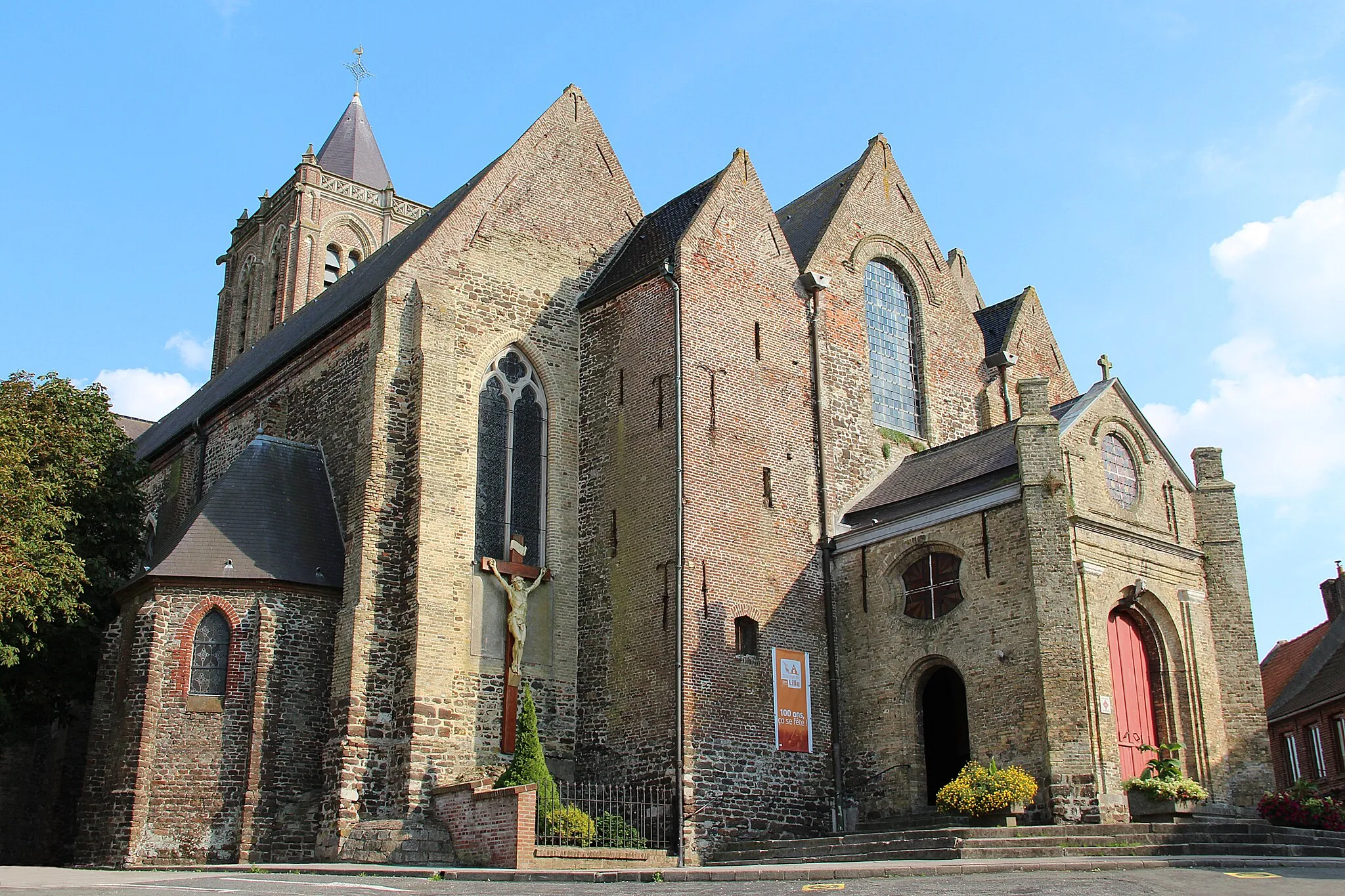 Photo showing: The Collegiate Church of Notre-Dame-de-la-Crypte seen from rue Notre-Dame in Cassel (Nord department, France).