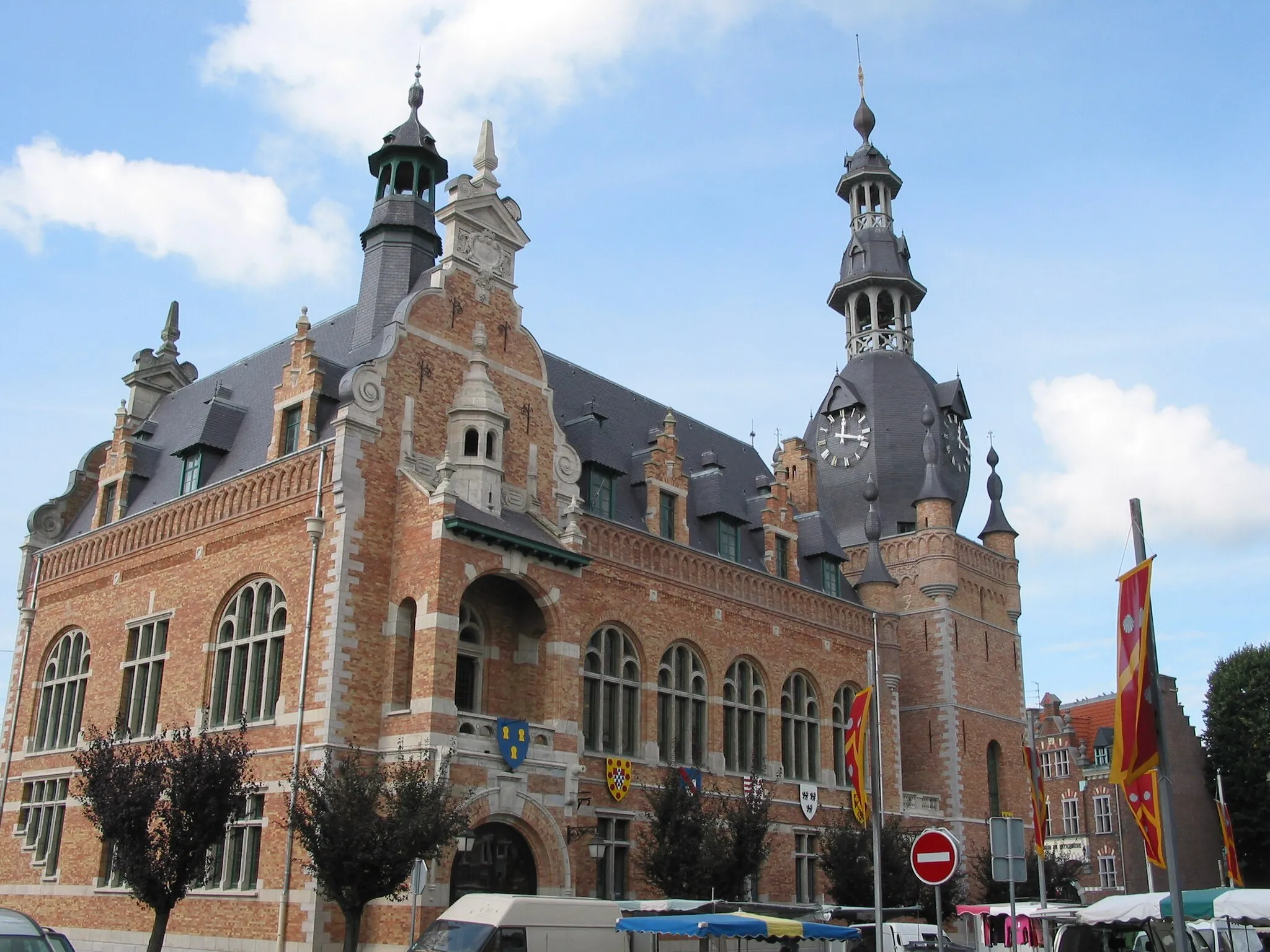 Photo showing: Comines, Nord (France),  the town hall and the belfry (1923 - architect: Louis-Marie Cordonnier).