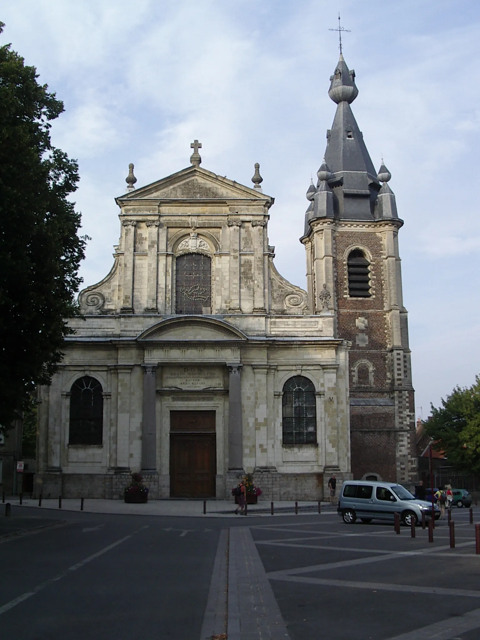 Photo showing: The Saint-Wasnon Parish Church, built in 1751 to the designs of Pierre Contant d'Ivry, with the bell tower dating from 1607