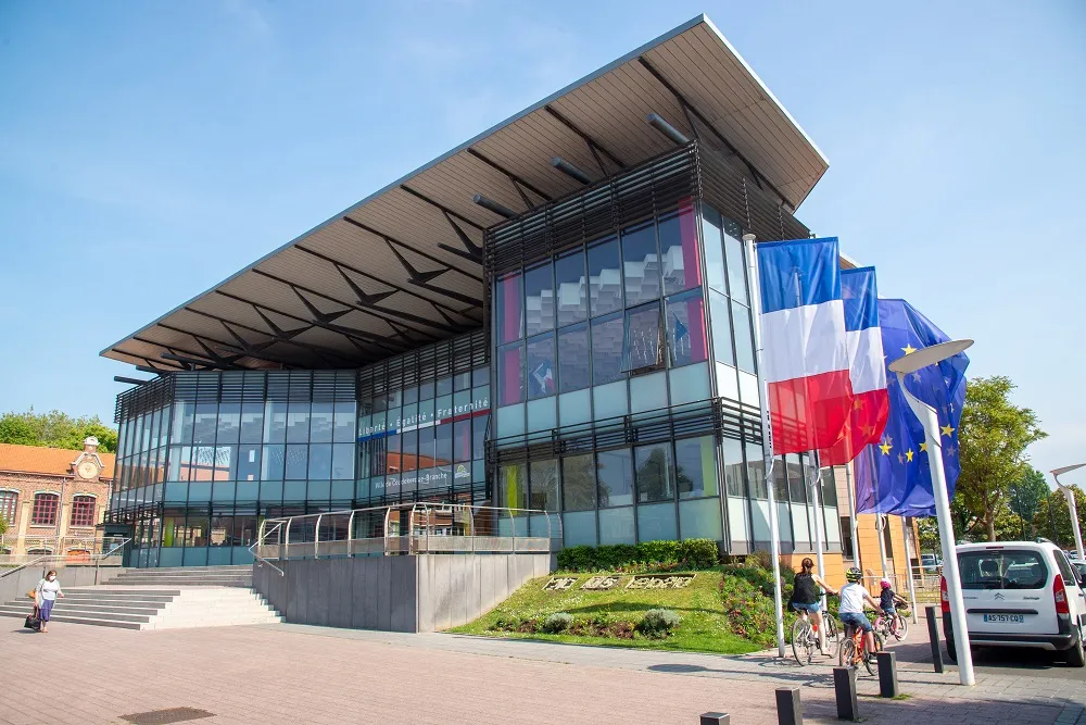 Photo showing: Vue de face de l'Hôtel de ville de Coudekerque-Branche du mois août 2020.