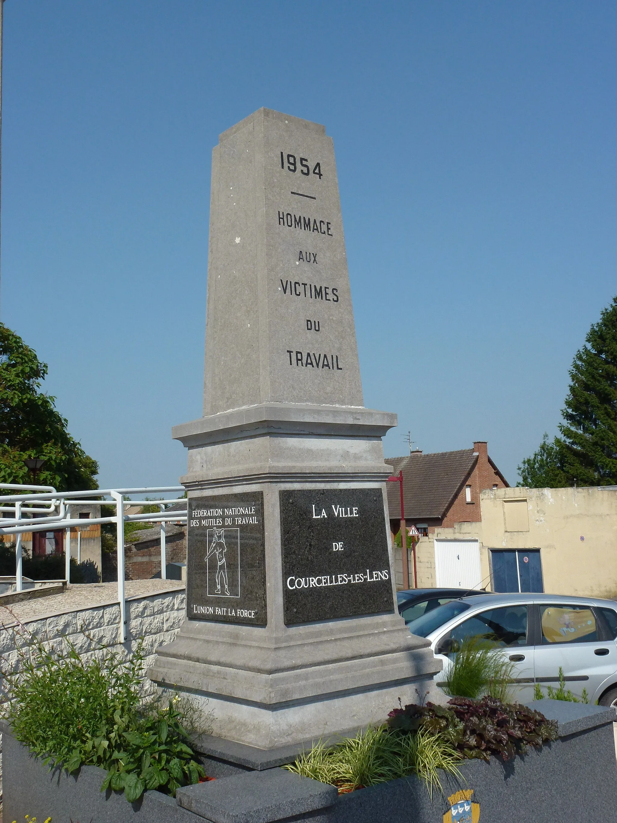 Photo showing: Courcelles-lès-Lens (Pas-de-Calais, Fr) mémorial victimes du travail