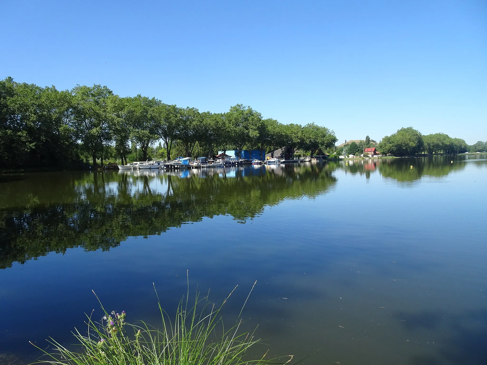 Photo showing: La gare d'eau, creusée au début du XXe siècle de Courcelles-lès-Lens,,  Pas-de-Calais en région Hauts-de-France.