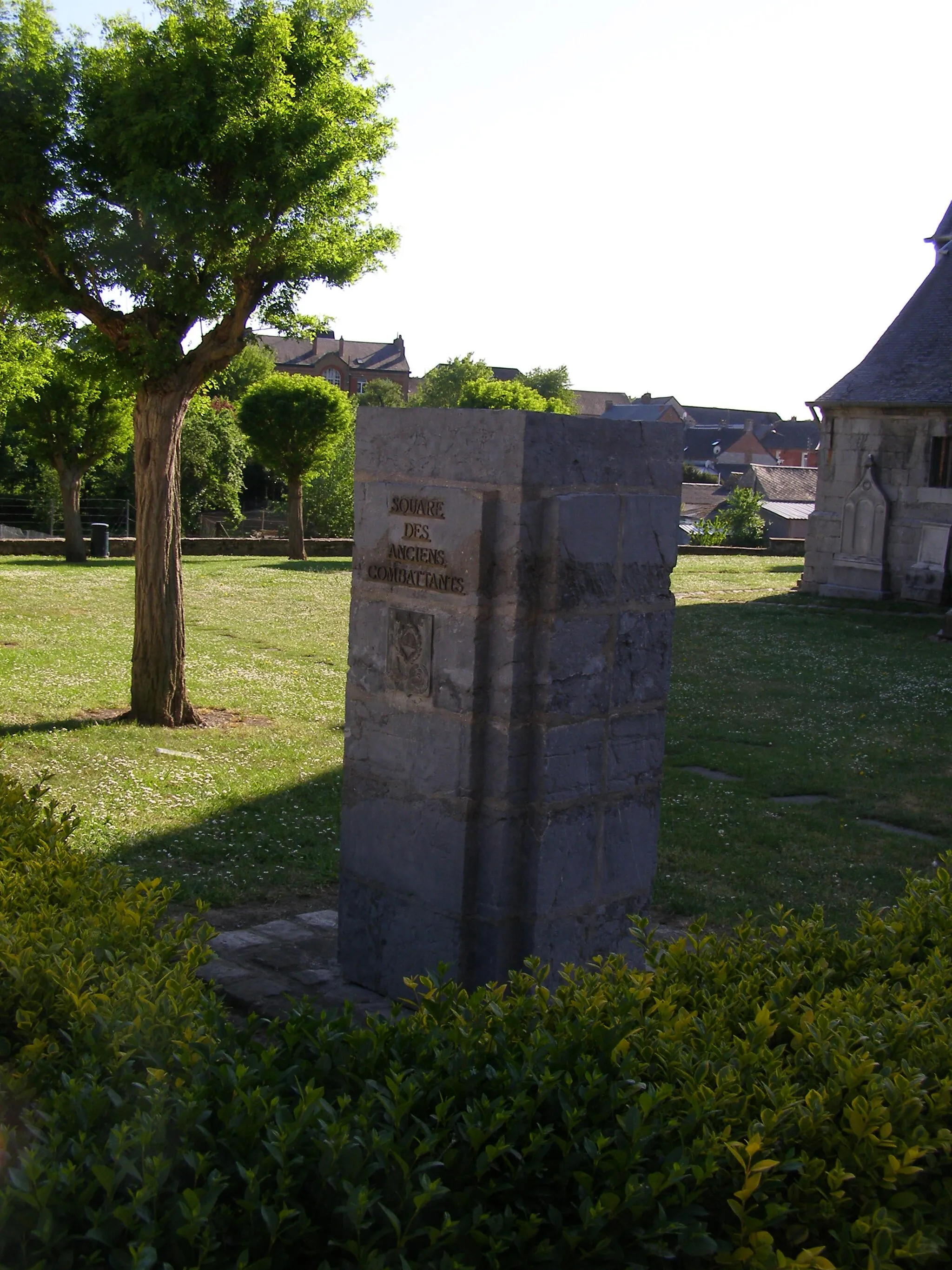 Photo showing: Le square des anciens combattants.